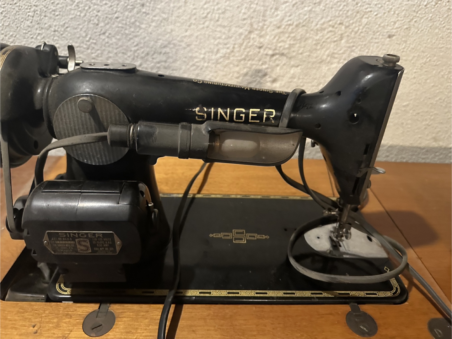 Vintage Singer Sewing Machine with Table - photo 3