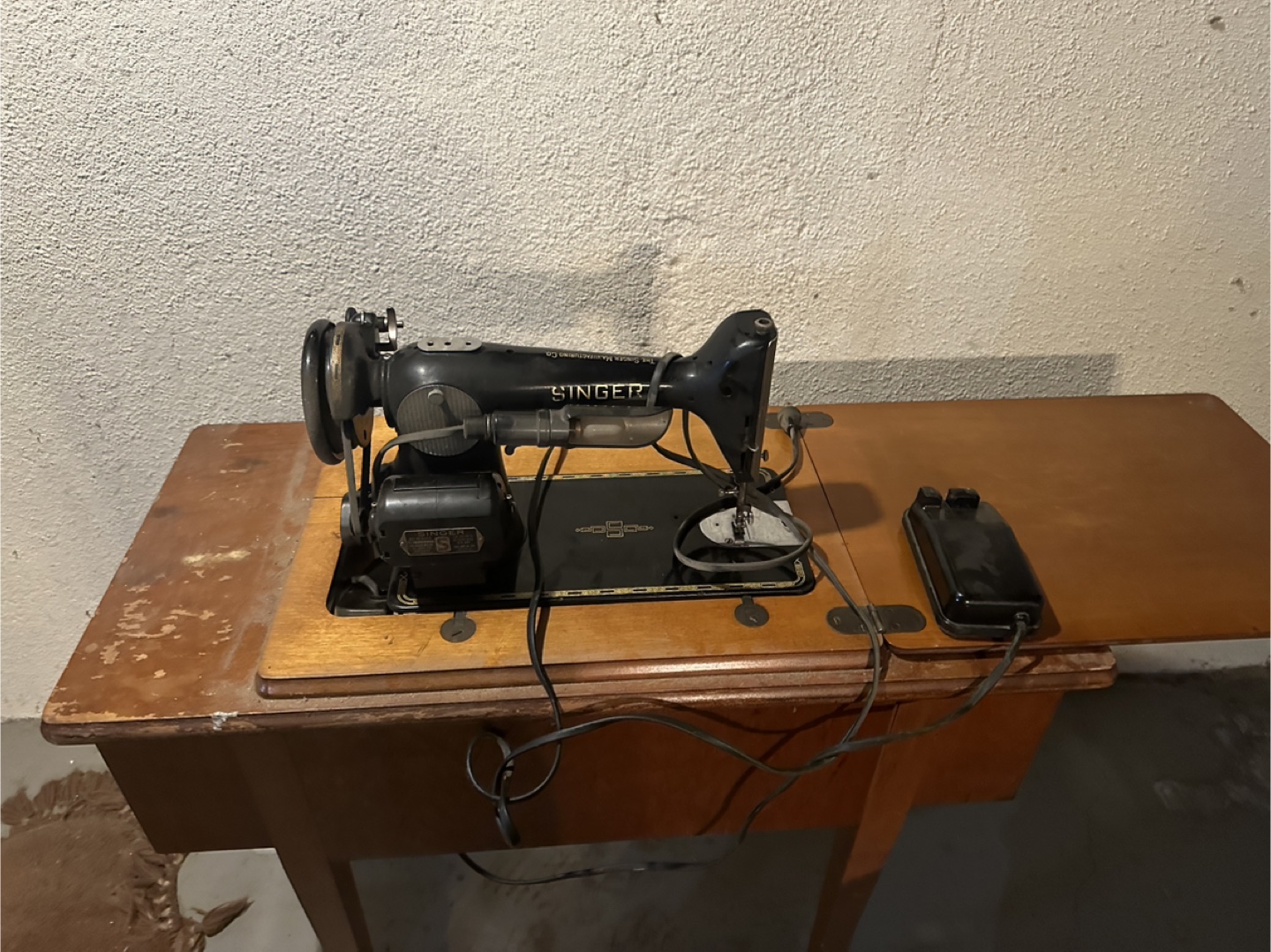 Vintage Singer Sewing Machine with Table - photo 4
