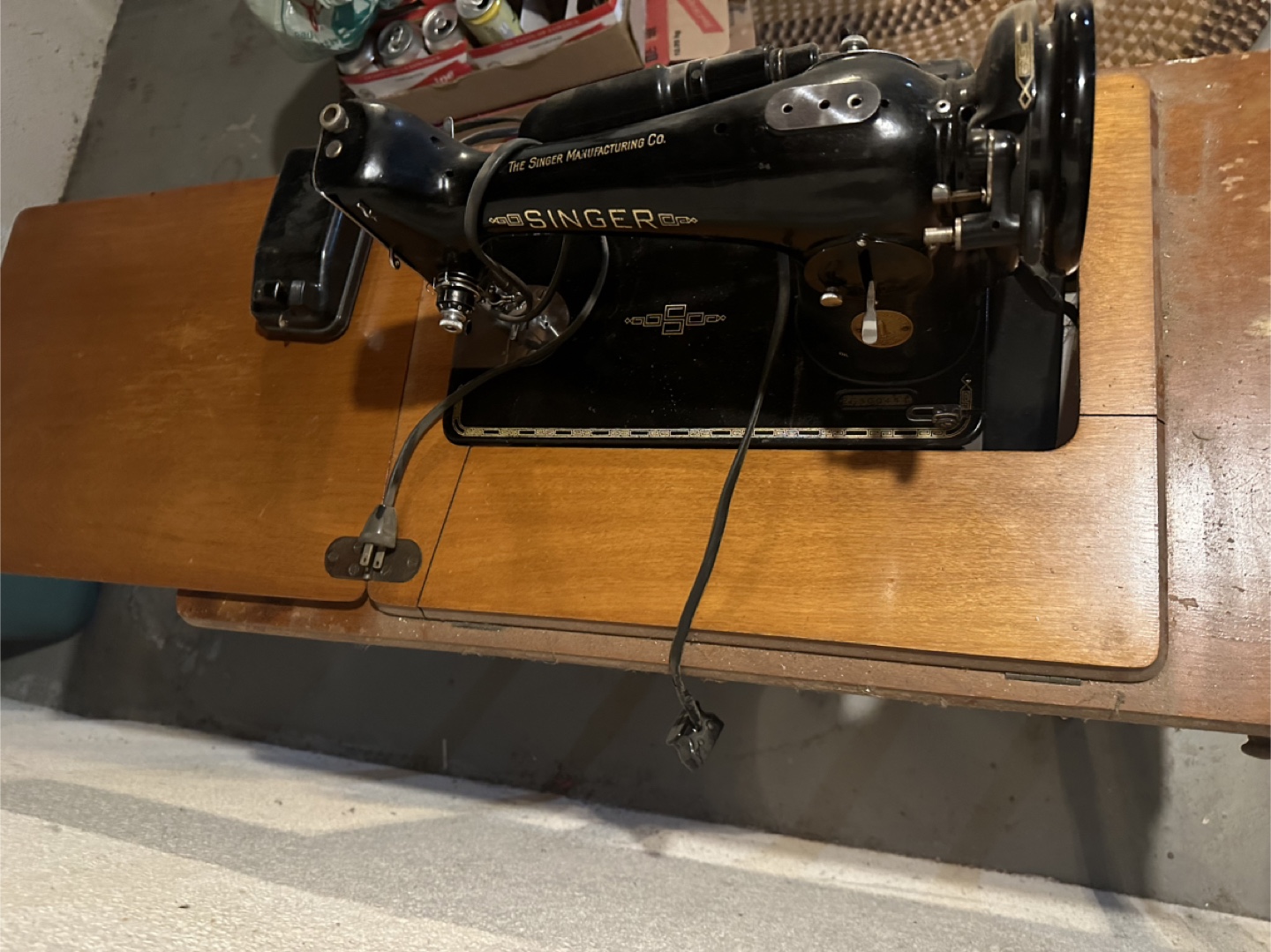 Vintage Singer Sewing Machine with Table - photo 5