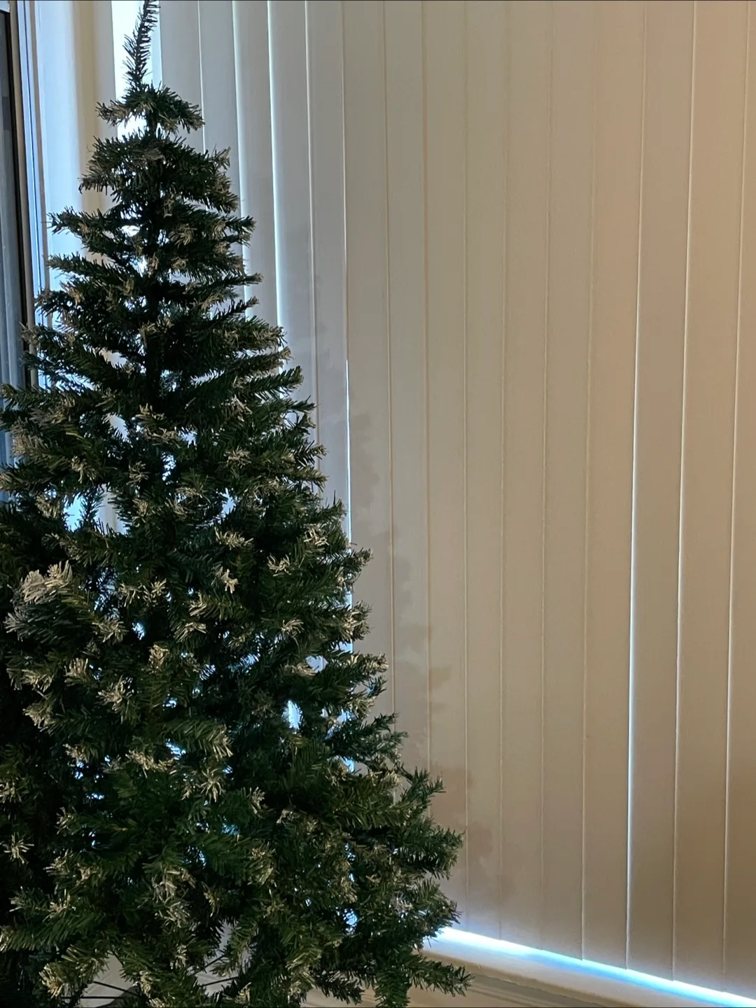 6ft Artificial Christmas Tree + String Lights 262ft + Ornaments image indicator(5)