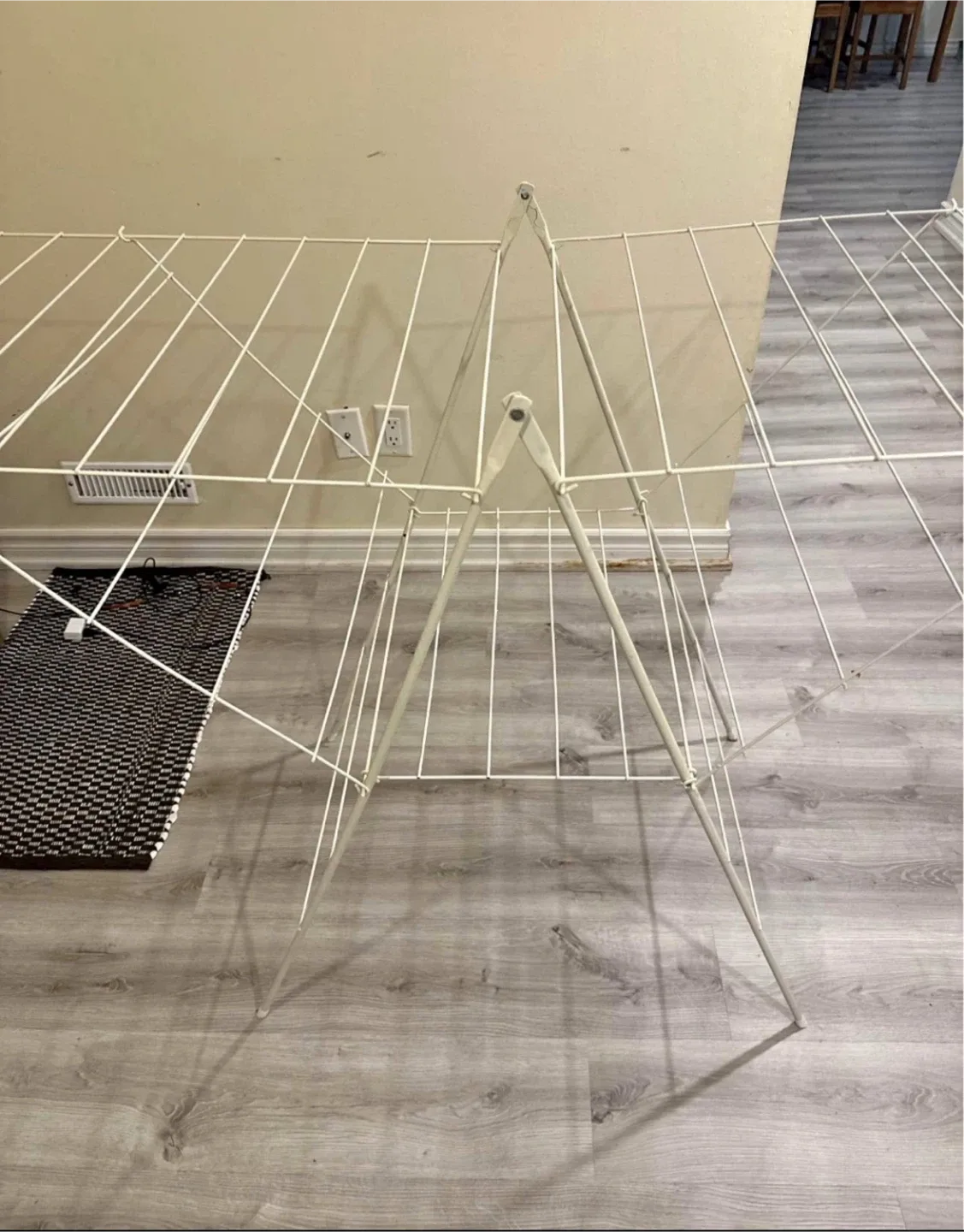 Folding Clothes Drying Rack in excellent condition image indicator(5)