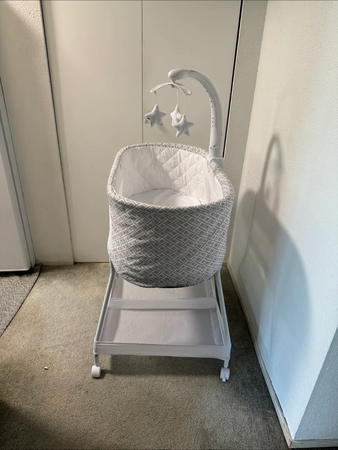 Delta Children Sweet Beginnings Bassinet image indicator(2)