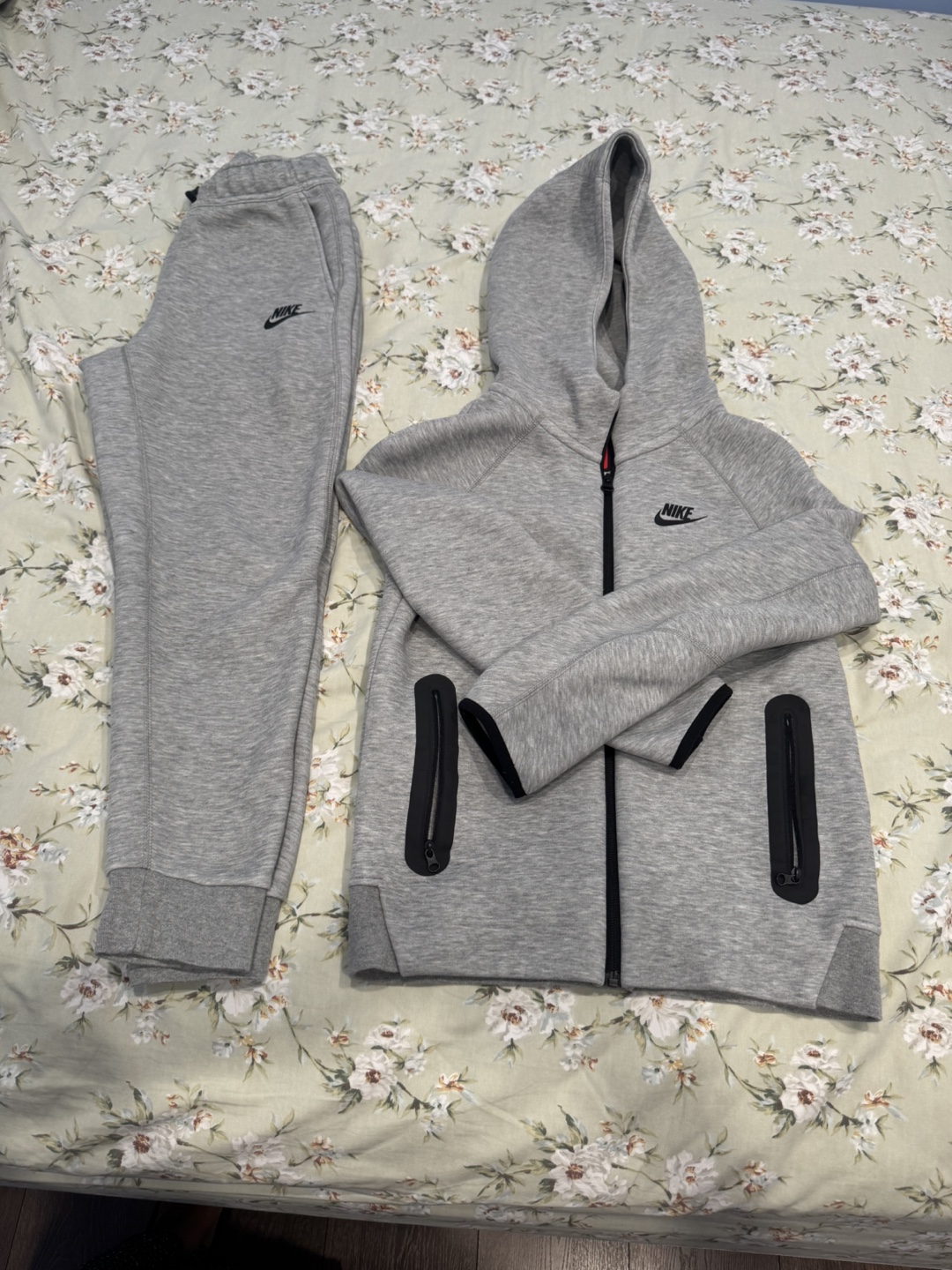 Nike Tech Fleece Grey Tracksuit (kids)