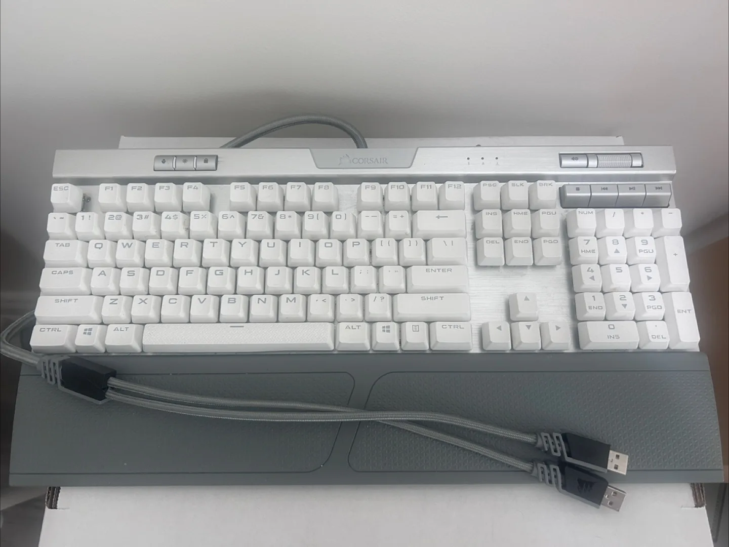 Corsair Mechanical Gaming Keyboard RGB Mk.2 SE image indicator(2)