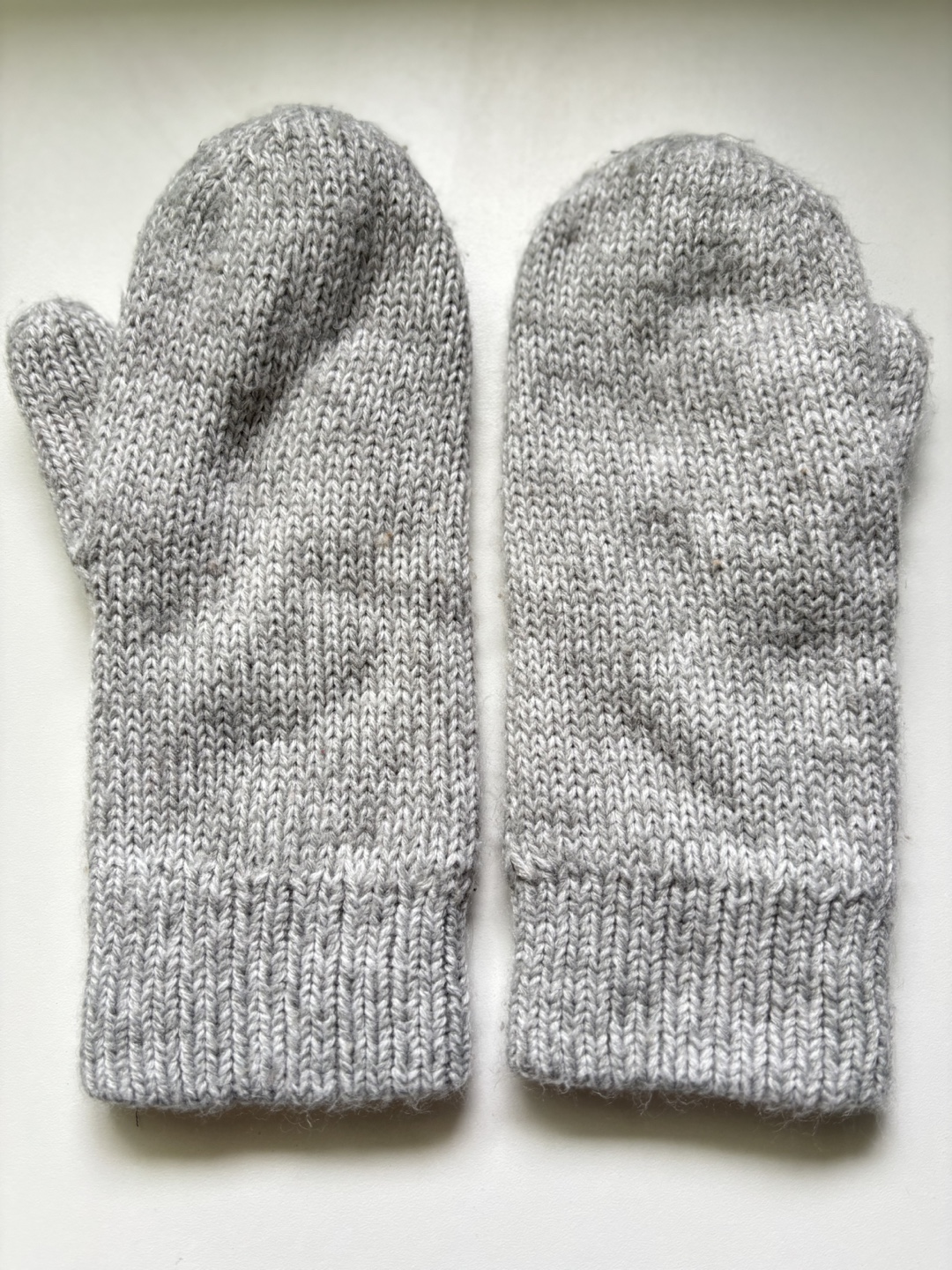 Aritzia - Azure Skies Grey Knit Mittens