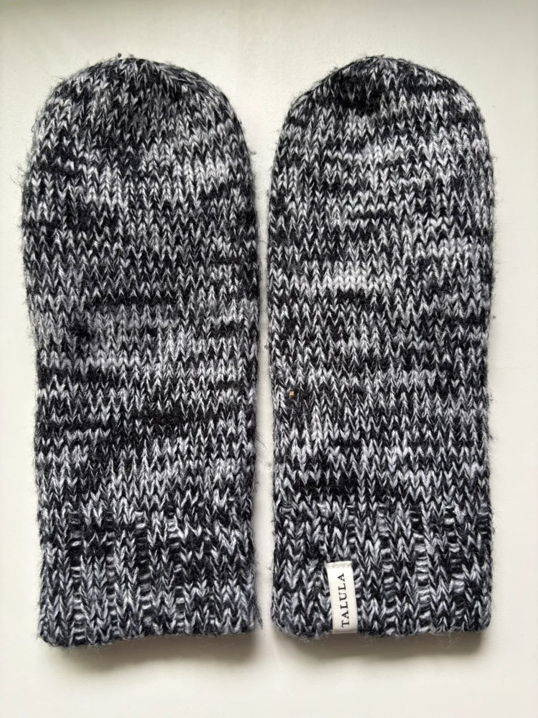 Aritzia - Talula Mittens - Black & White Knit thumbnail