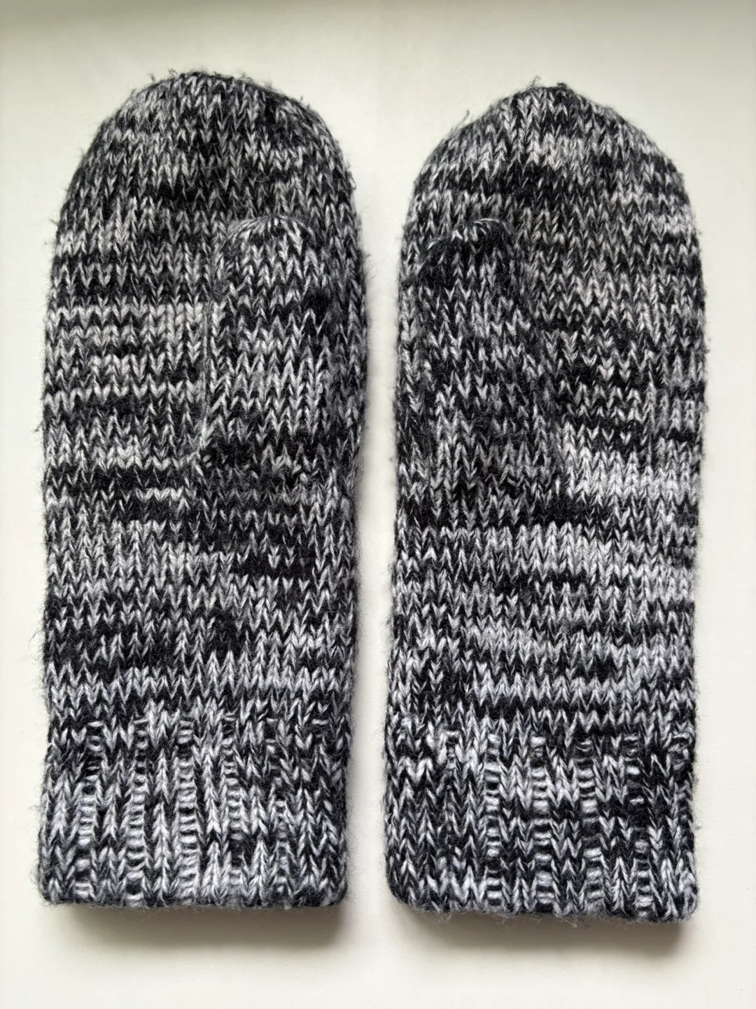 Aritzia - Talula Mittens - Black & White Knit image indicator(2)