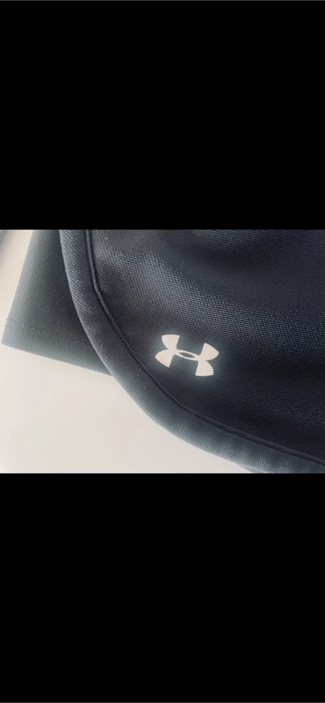 Under Armour Black Shorts - Size Medium image indicator(3)