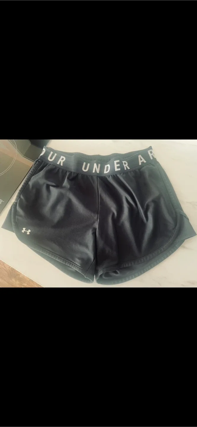 Under Armour Black Shorts - Size Medium