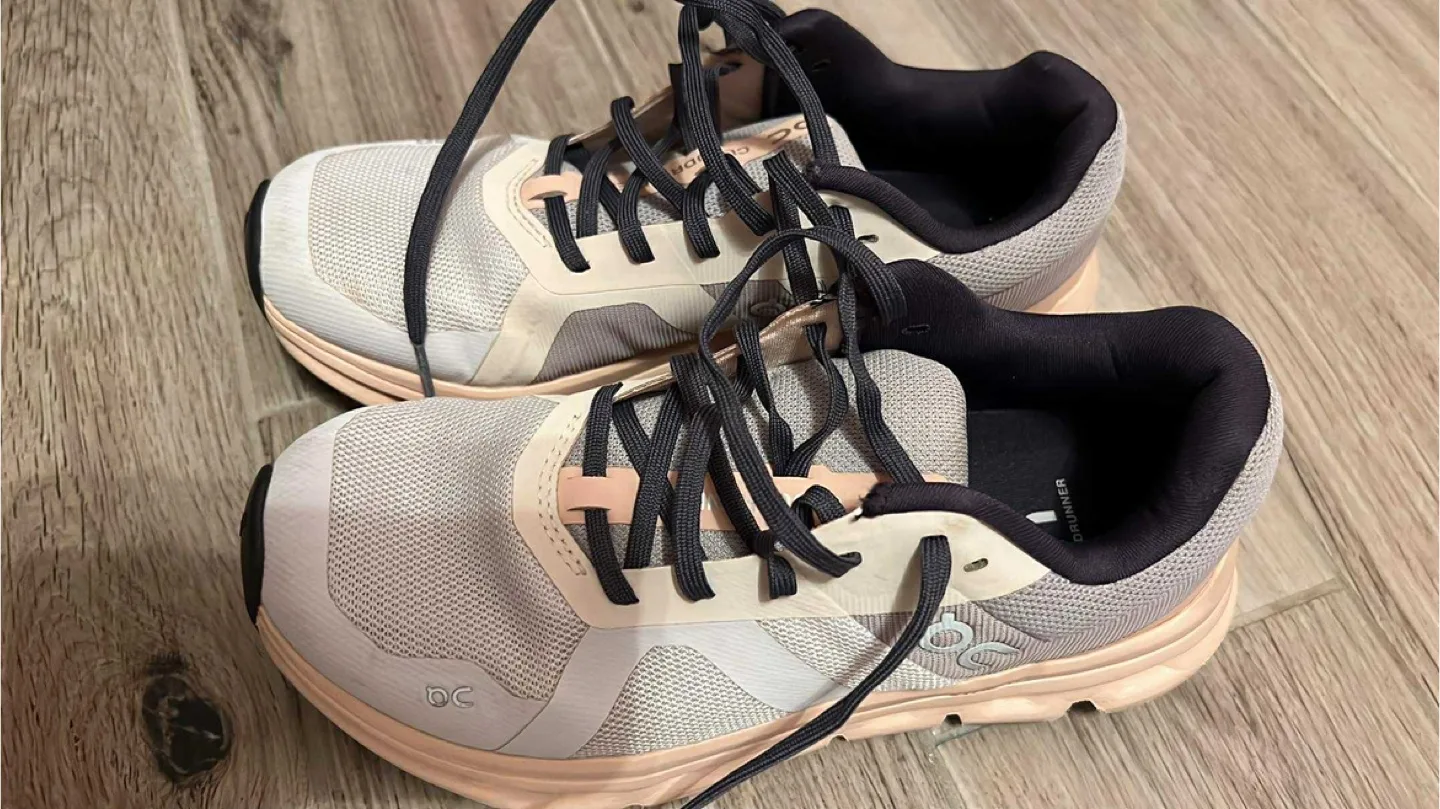 On Cloudrunner Women's Size 6.5 US thumbnail