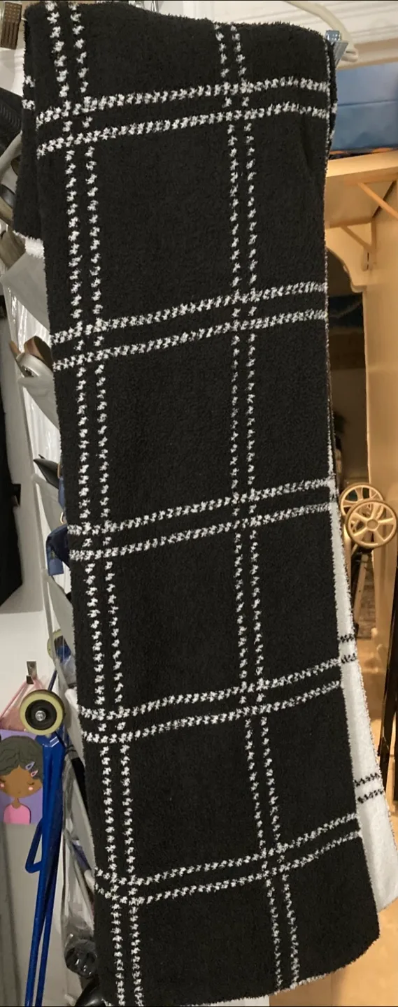 DKNY Black & White sofa throw image indicator(2)