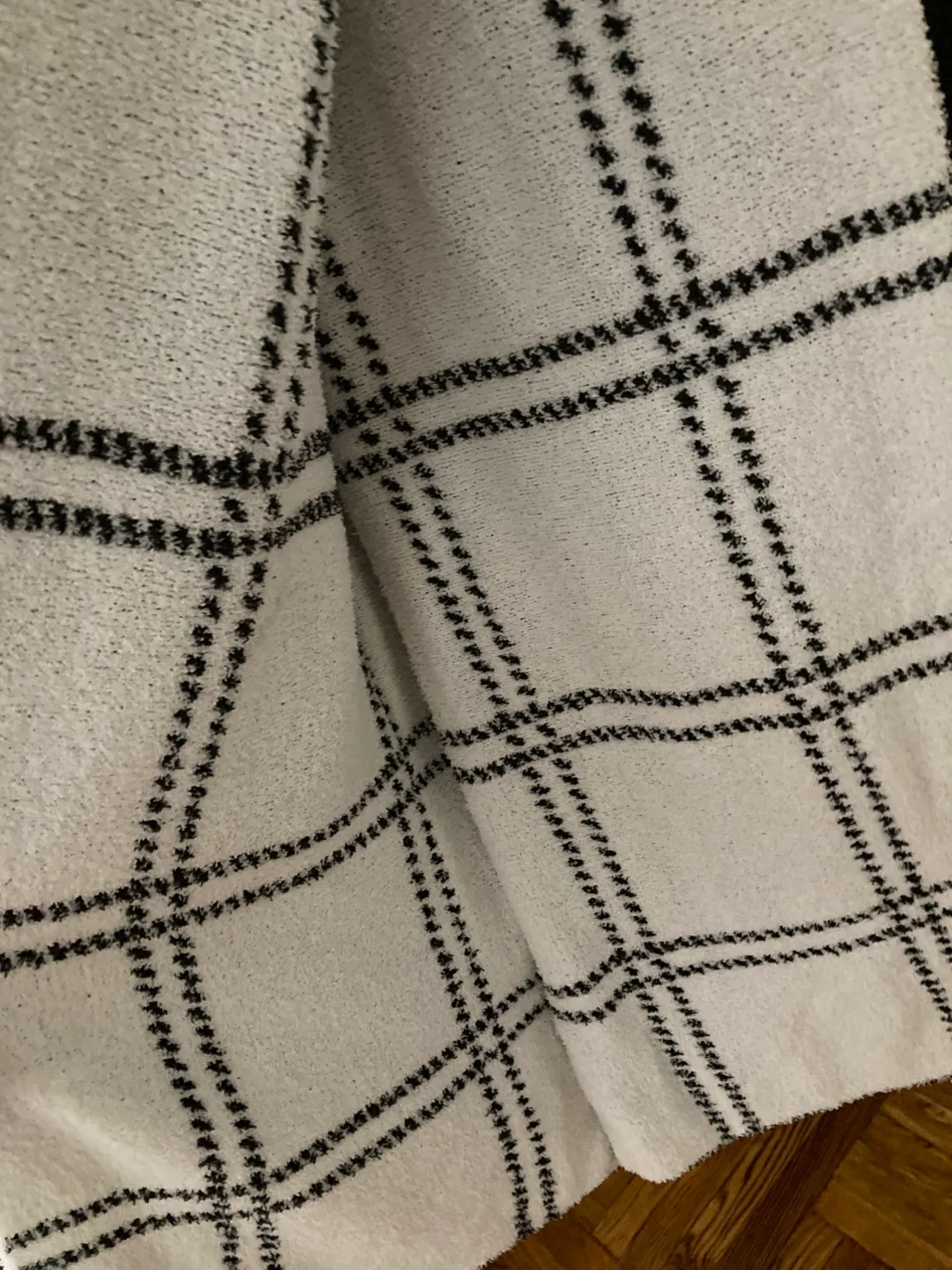 DKNY Black & White sofa throw image indicator(4)