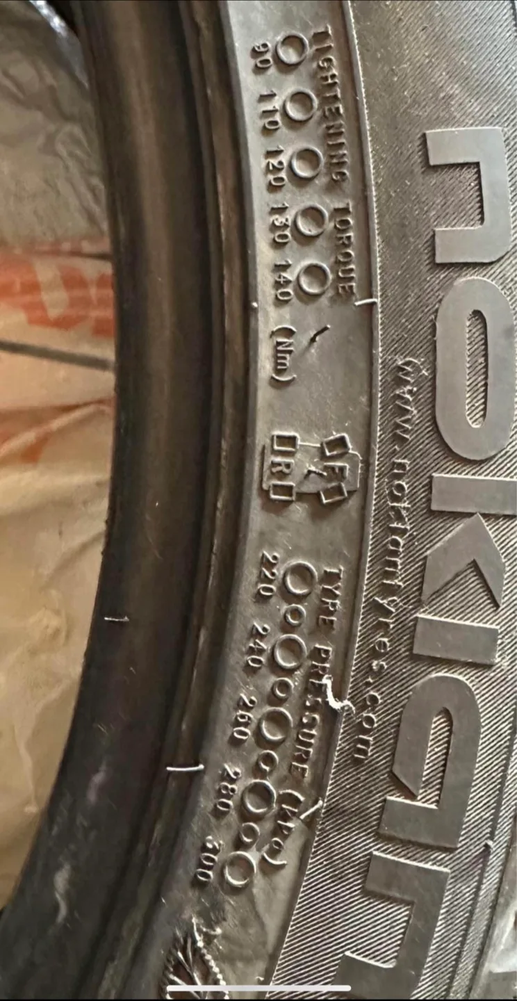 Nokian Hakkapeliitta 8 Winter Tires 255/40R19 image indicator(6)