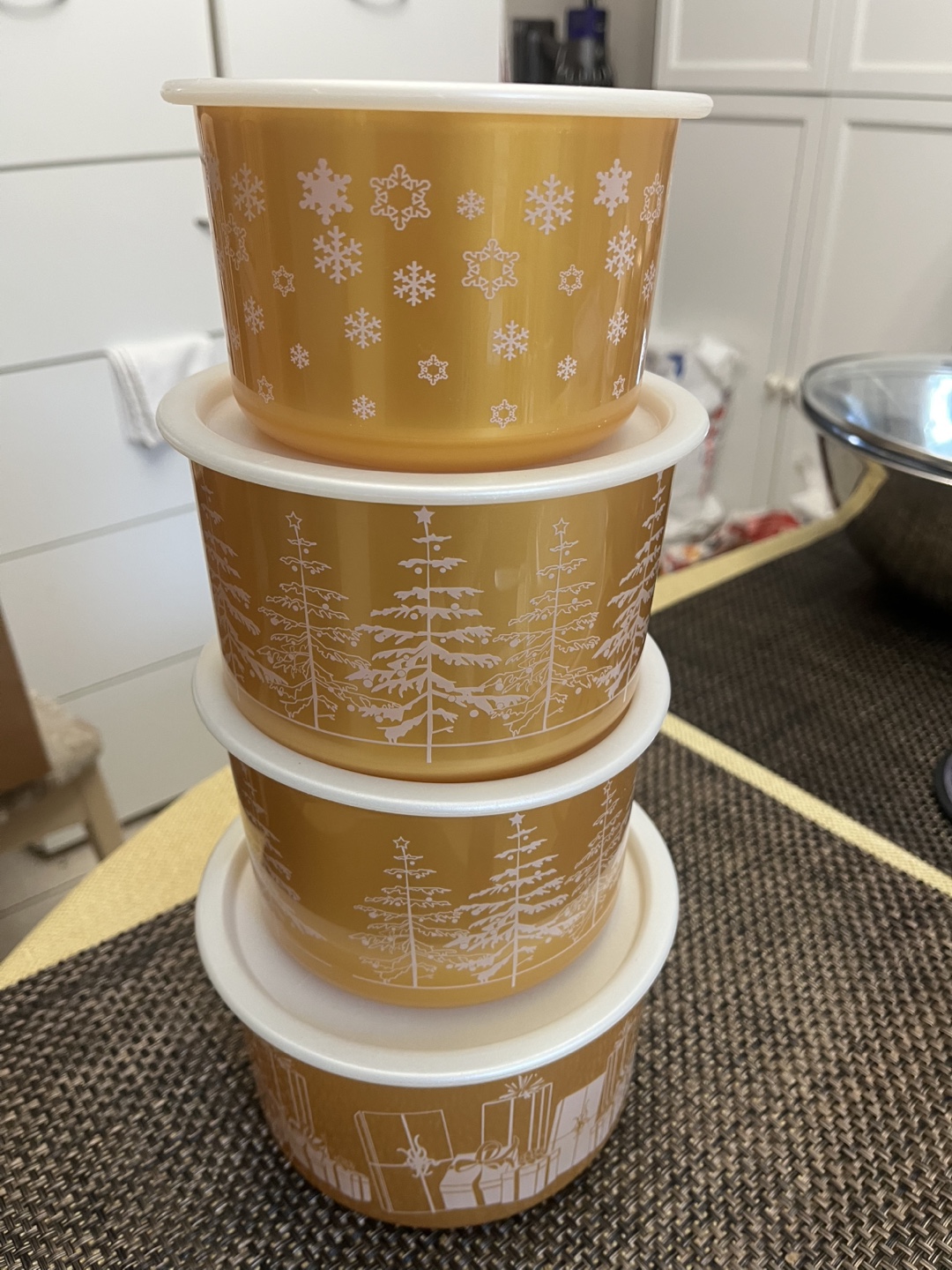Tupperware Holiday Cheer Nesting Bowl Set