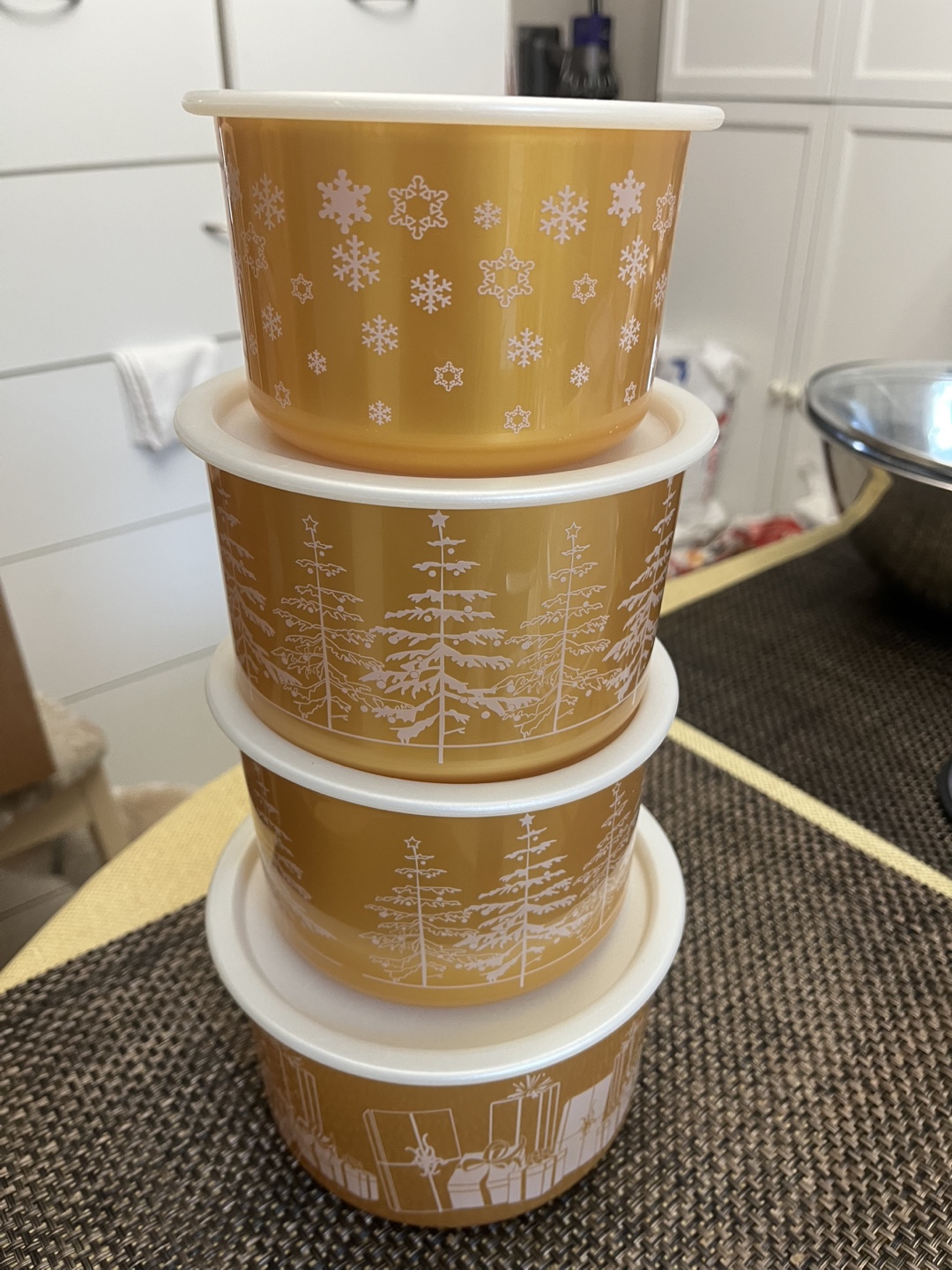 Tupperware Holiday Cheer Nesting Bowl Set - photo 2