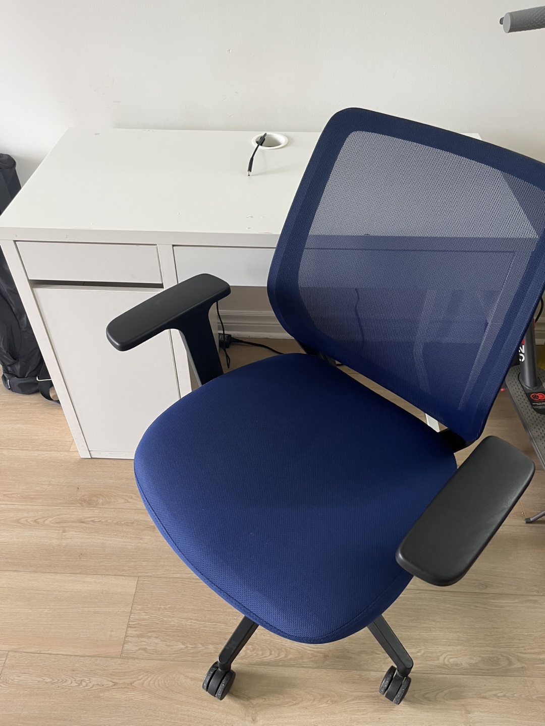 Ikea Office Desk & Staples Office Chair - photo 3