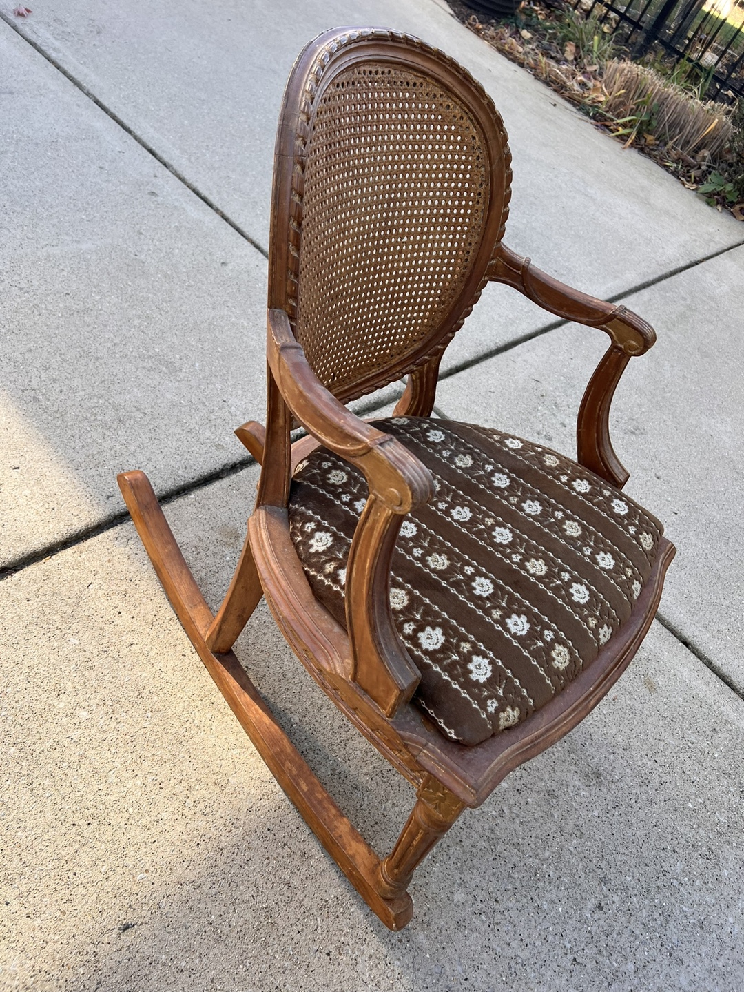 Charming Vintage Wooden Rocking Chair - photo 2