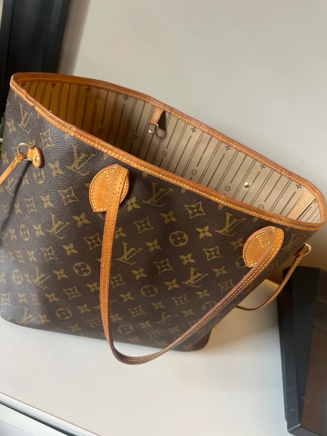 Louis Vuitton Neverfull MM Tote Bag image indicator(8)