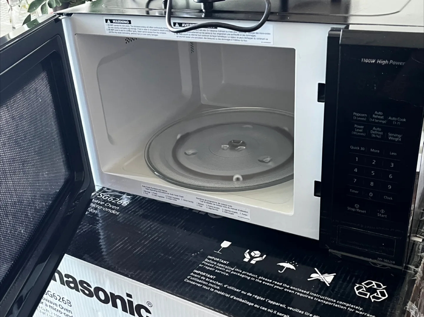 Panasonic NN-SG626B Microwave Oven - Like New! thumbnail