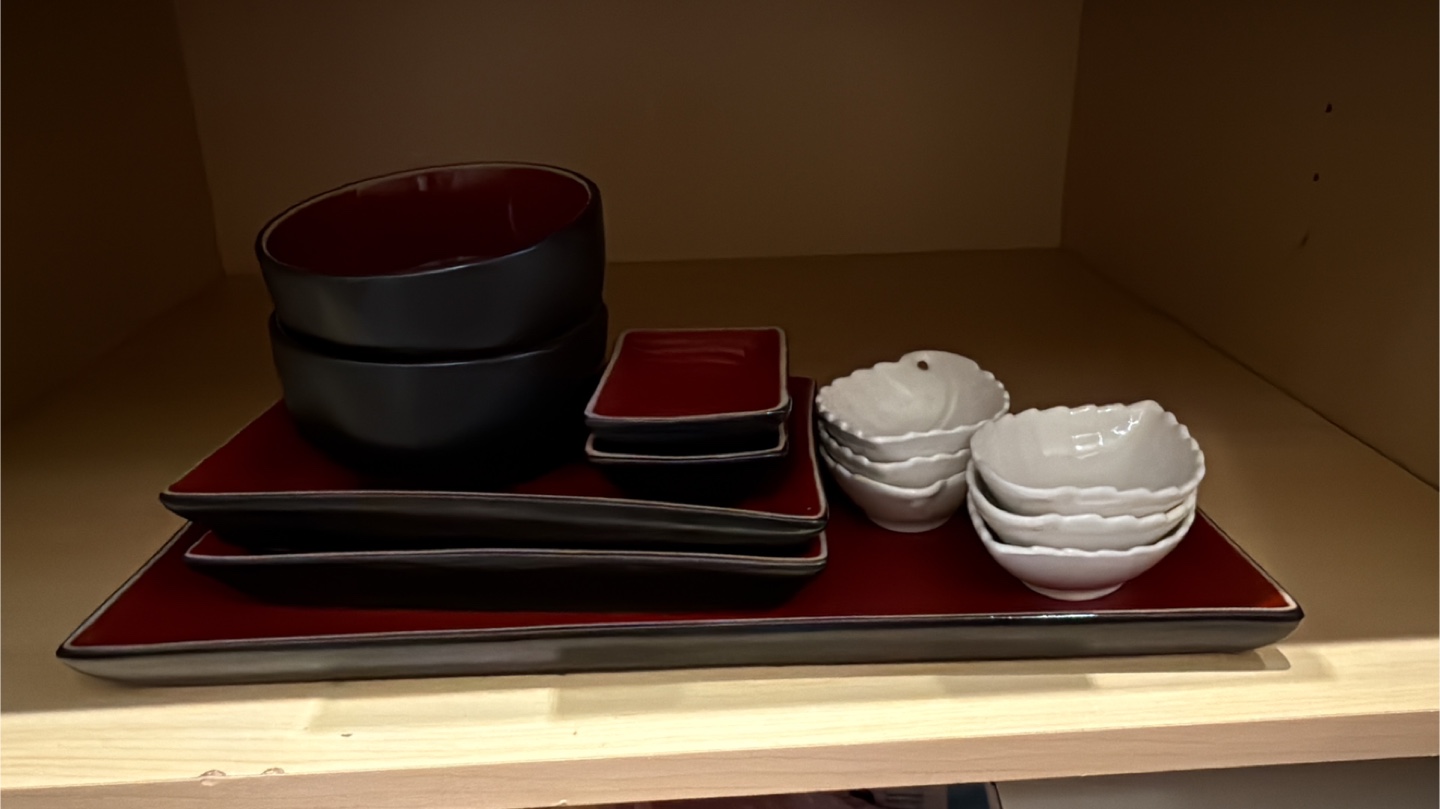 Dinnerware Set: Plates, Bowls