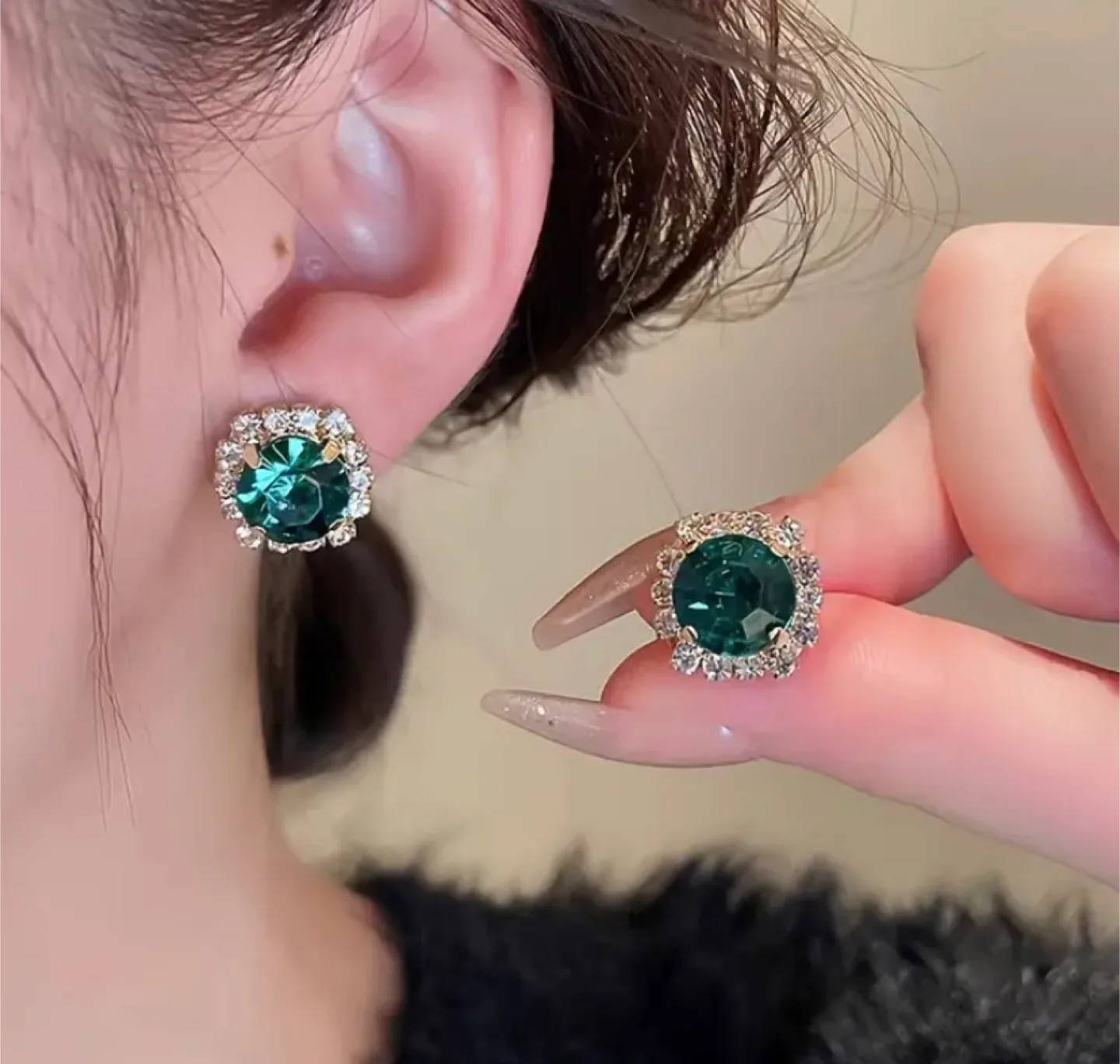 Emerald & Rhinestone Choker Necklace & Earrings Set image indicator(4)