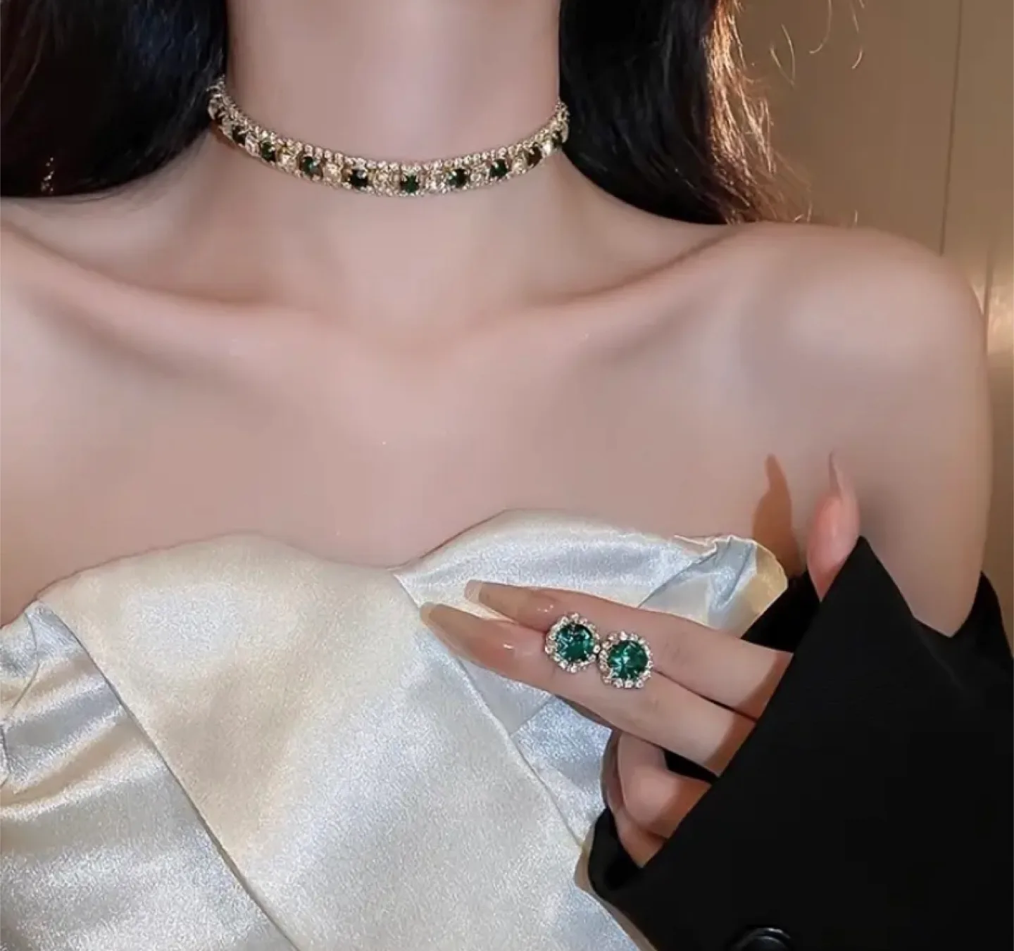 Emerald & Rhinestone Choker Necklace & Earrings Set image indicator(3)