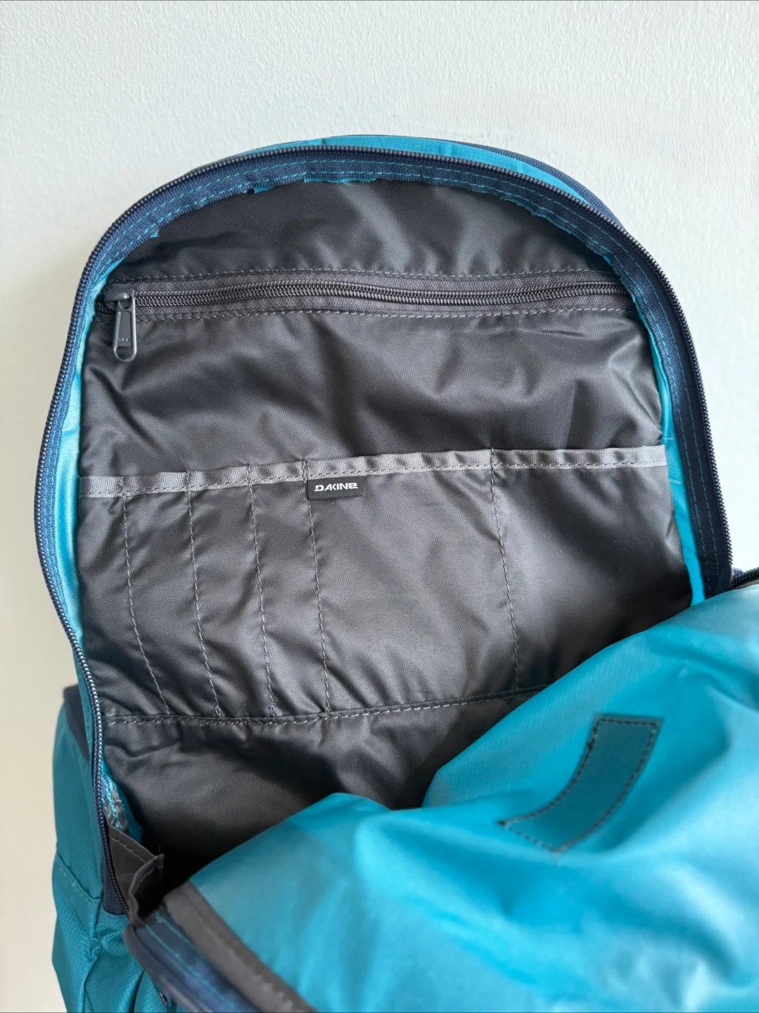 Dakine Mission 25L Backpack – Rare Seaford Color image indicator(4)