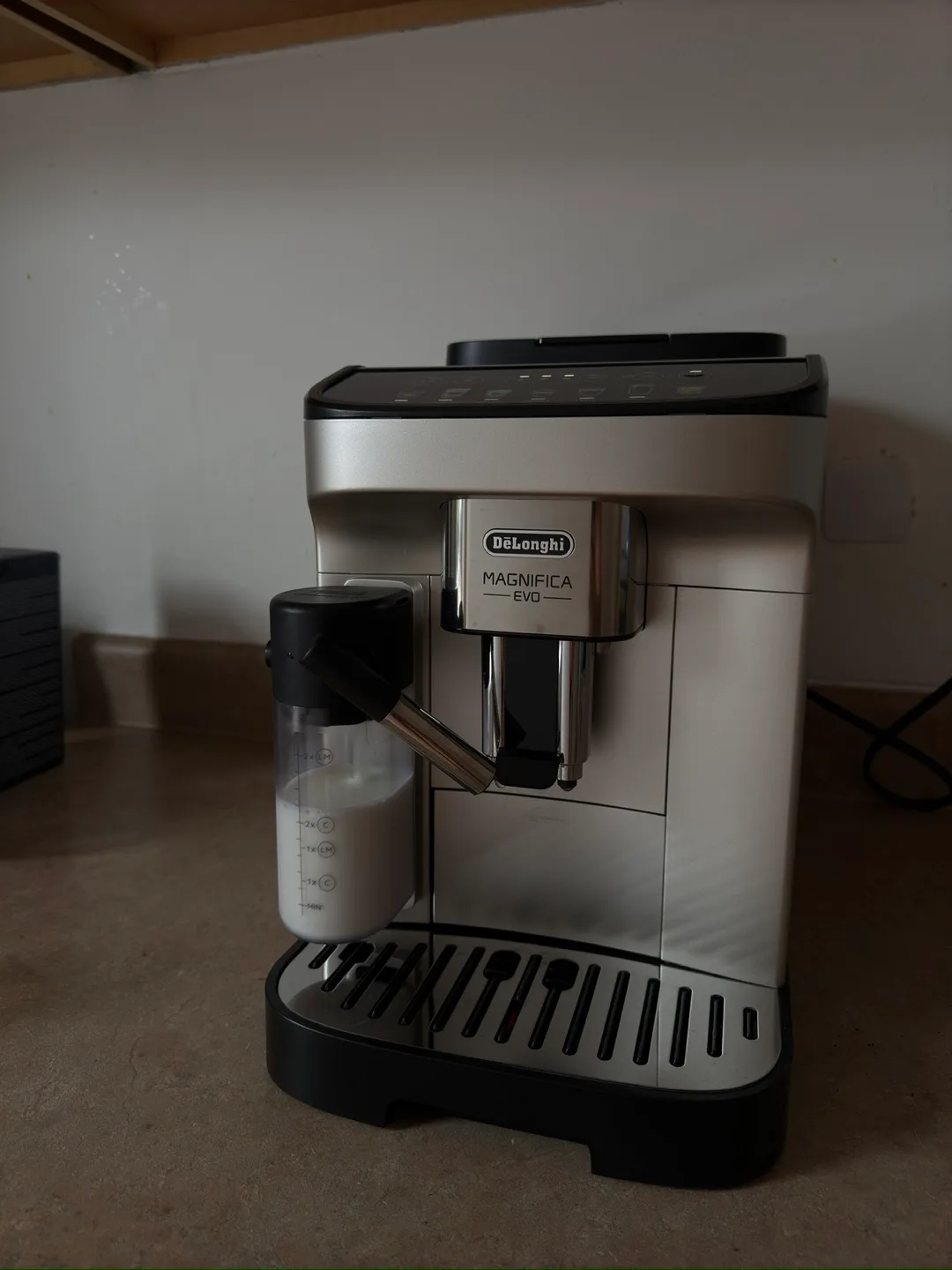 DeLonghi Magnifica EVO Espresso Machine thumbnail