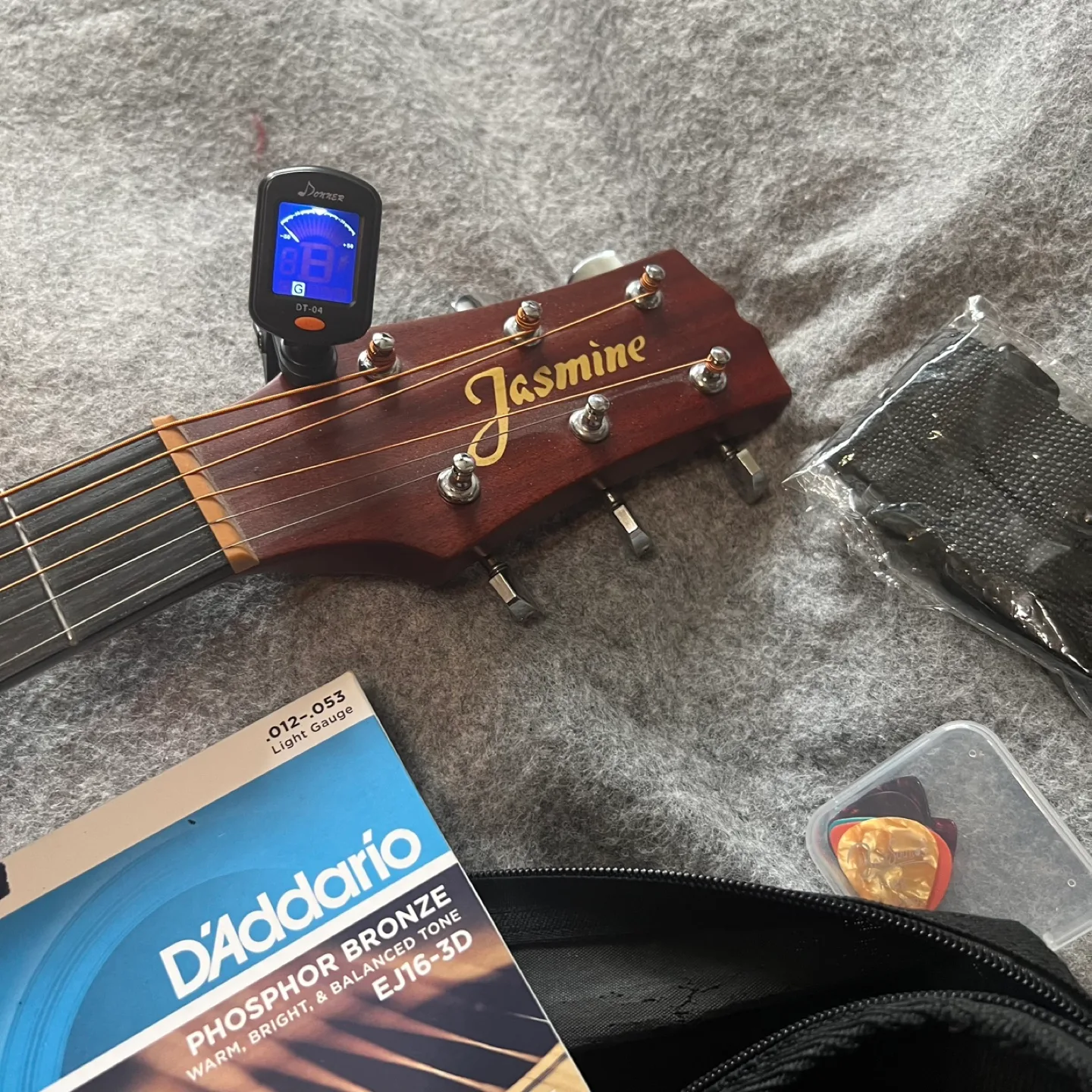 Jasmine Acoustic Guitar with Case image indicator(2)