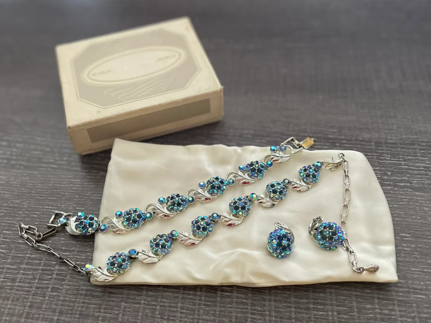 Vintage Crystal Jewelry Set image indicator(7)