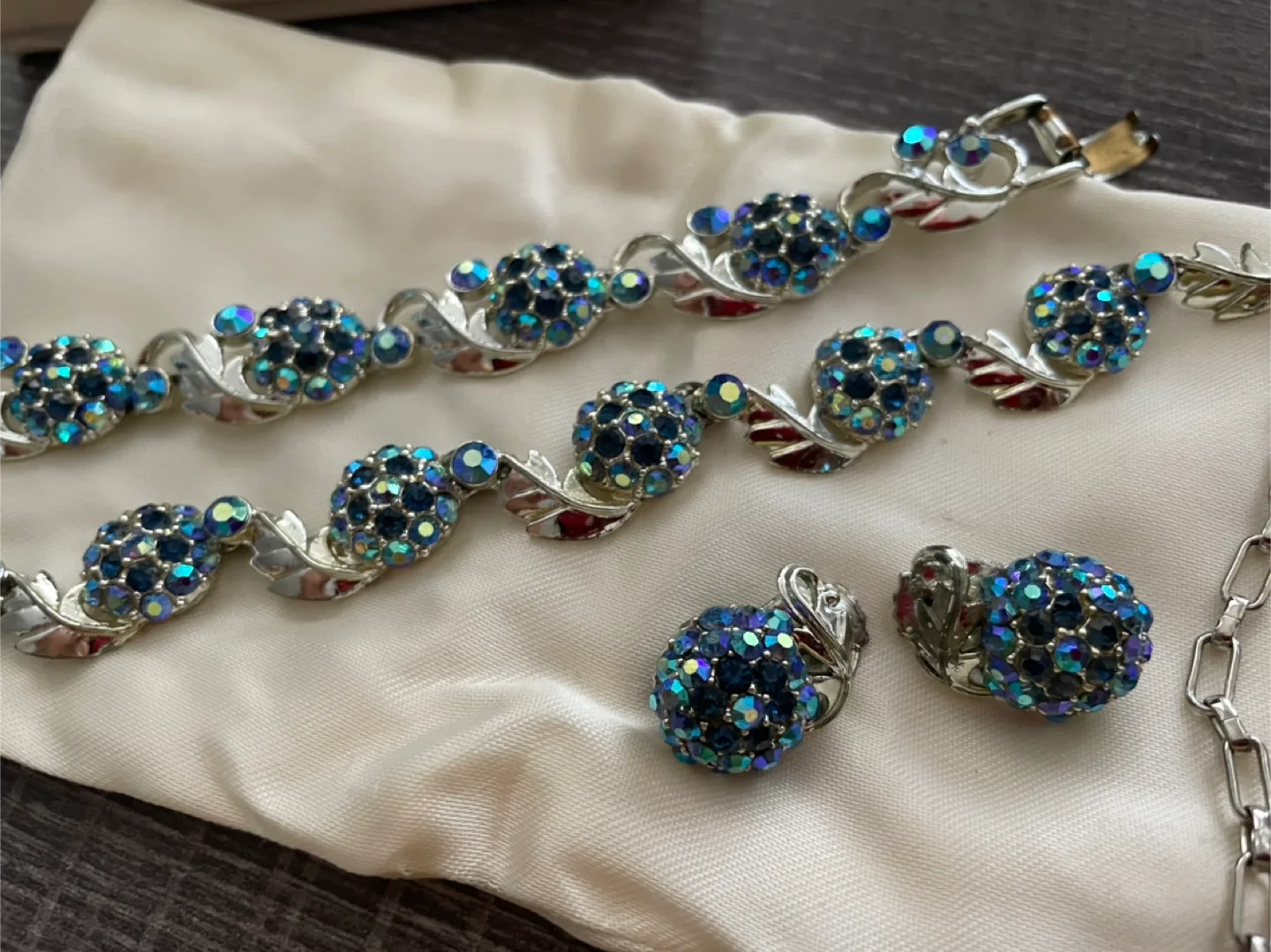 Vintage Crystal Jewelry Set image indicator(2)