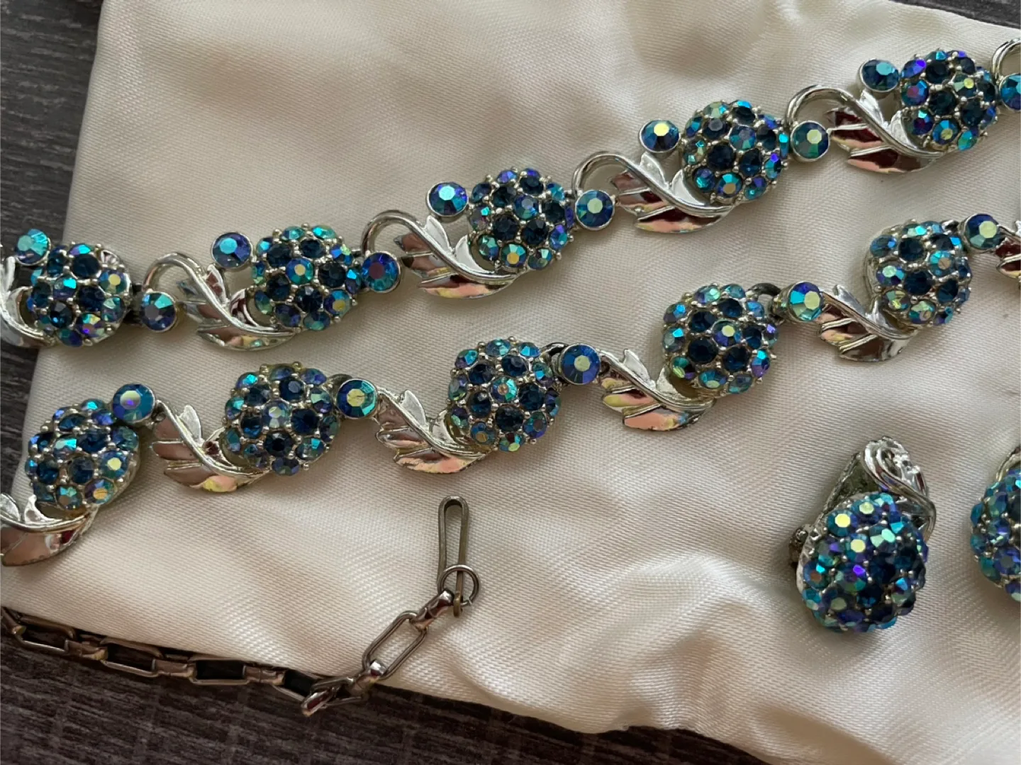 Vintage Crystal Jewelry Set image indicator(3)