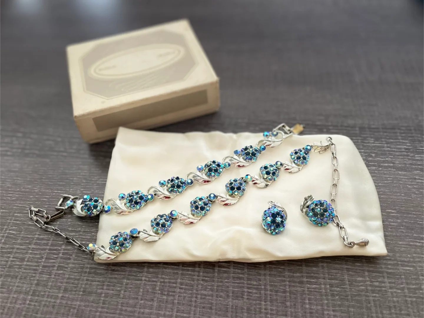 Vintage Crystal Jewelry Set image indicator(6)