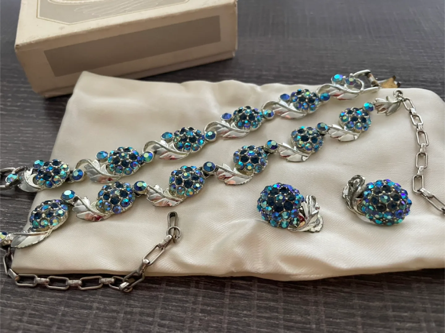 Vintage Crystal Jewelry Set image indicator(4)