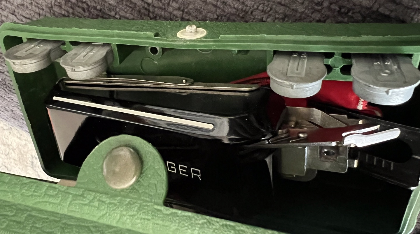 Vintage Singer Buttonholer No. 160506 - photo 3