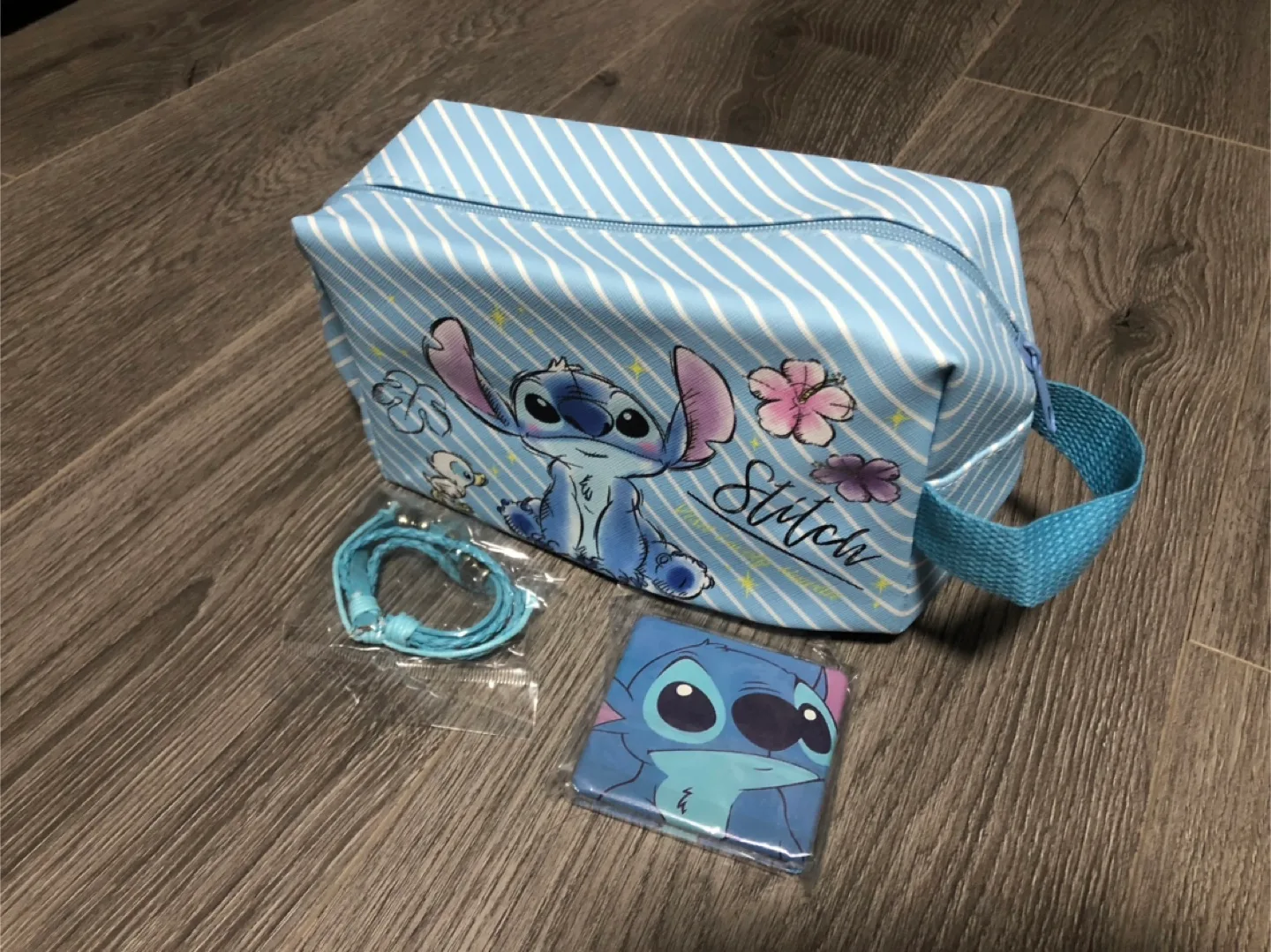Disney Stitch Cosmetic Bag with mirror and bracelet image indicator(2)