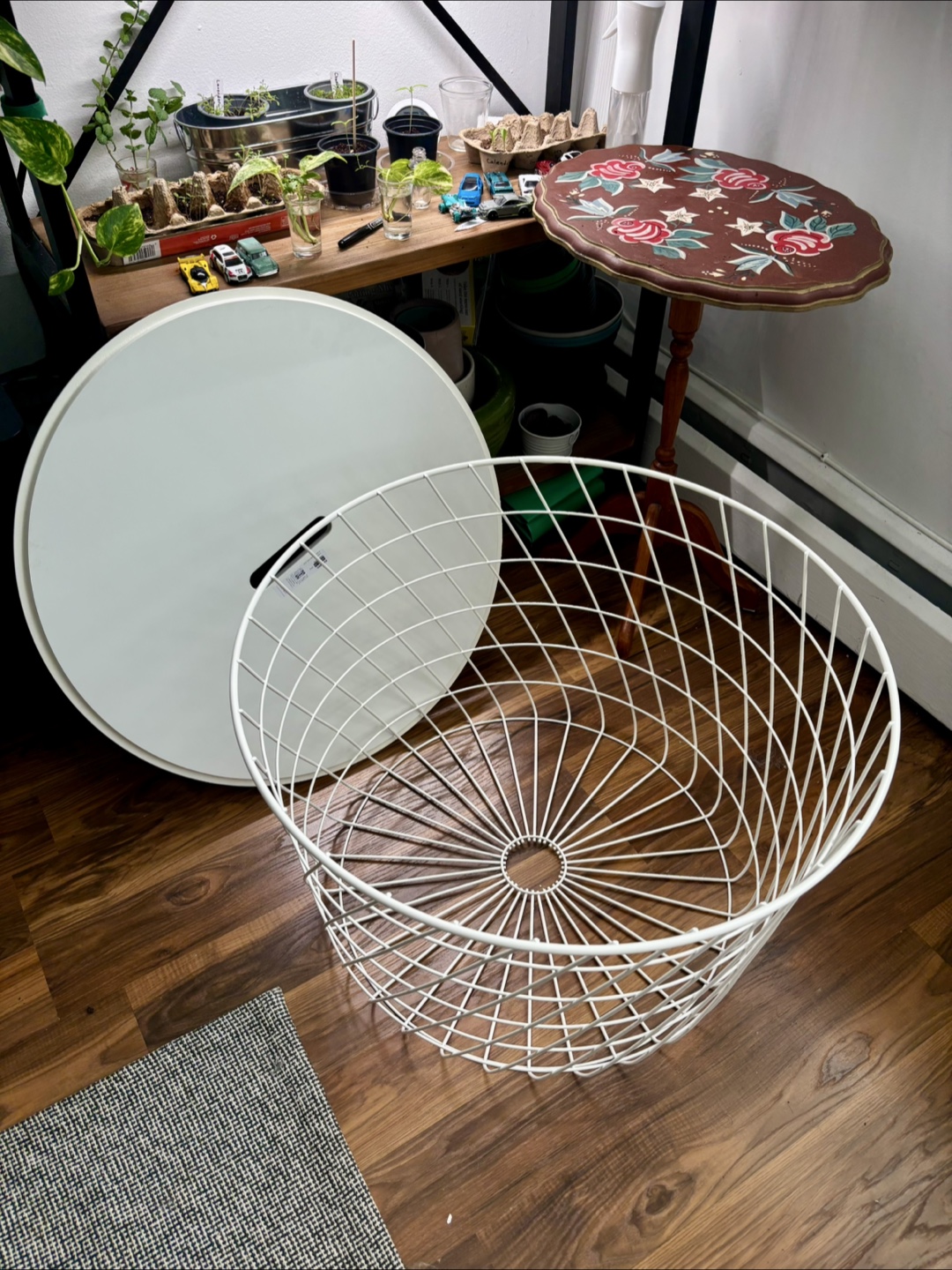 White Wire Basket Side Table - photo 3