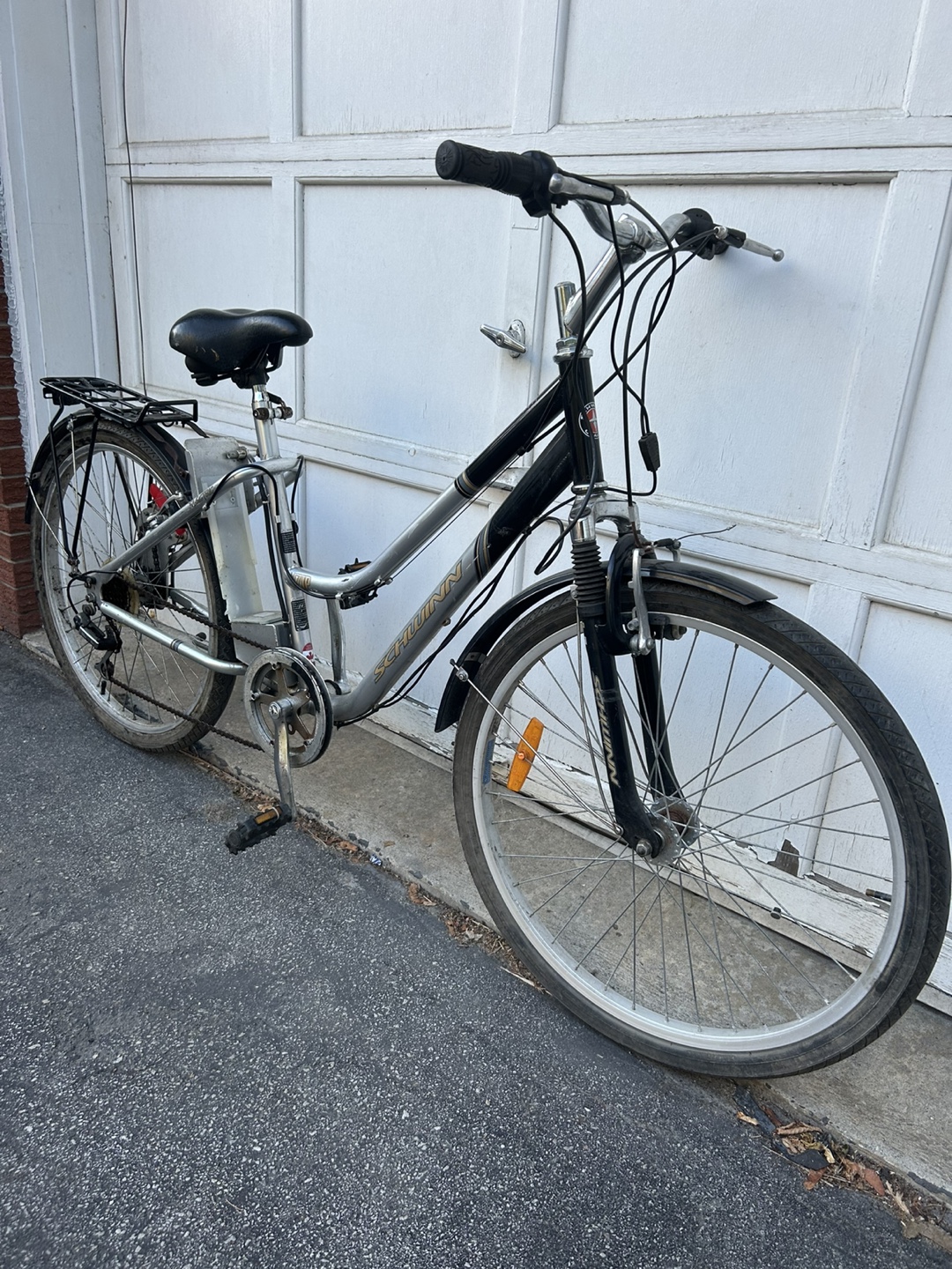 SCHWINN IZIP Eléctric Schwinn Hybrid Bike - Silver/Black
