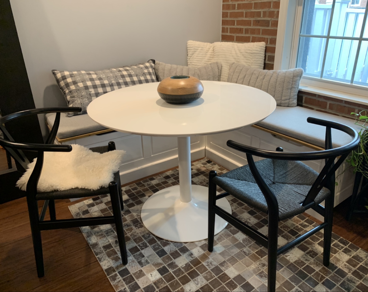 Round White Dining Table