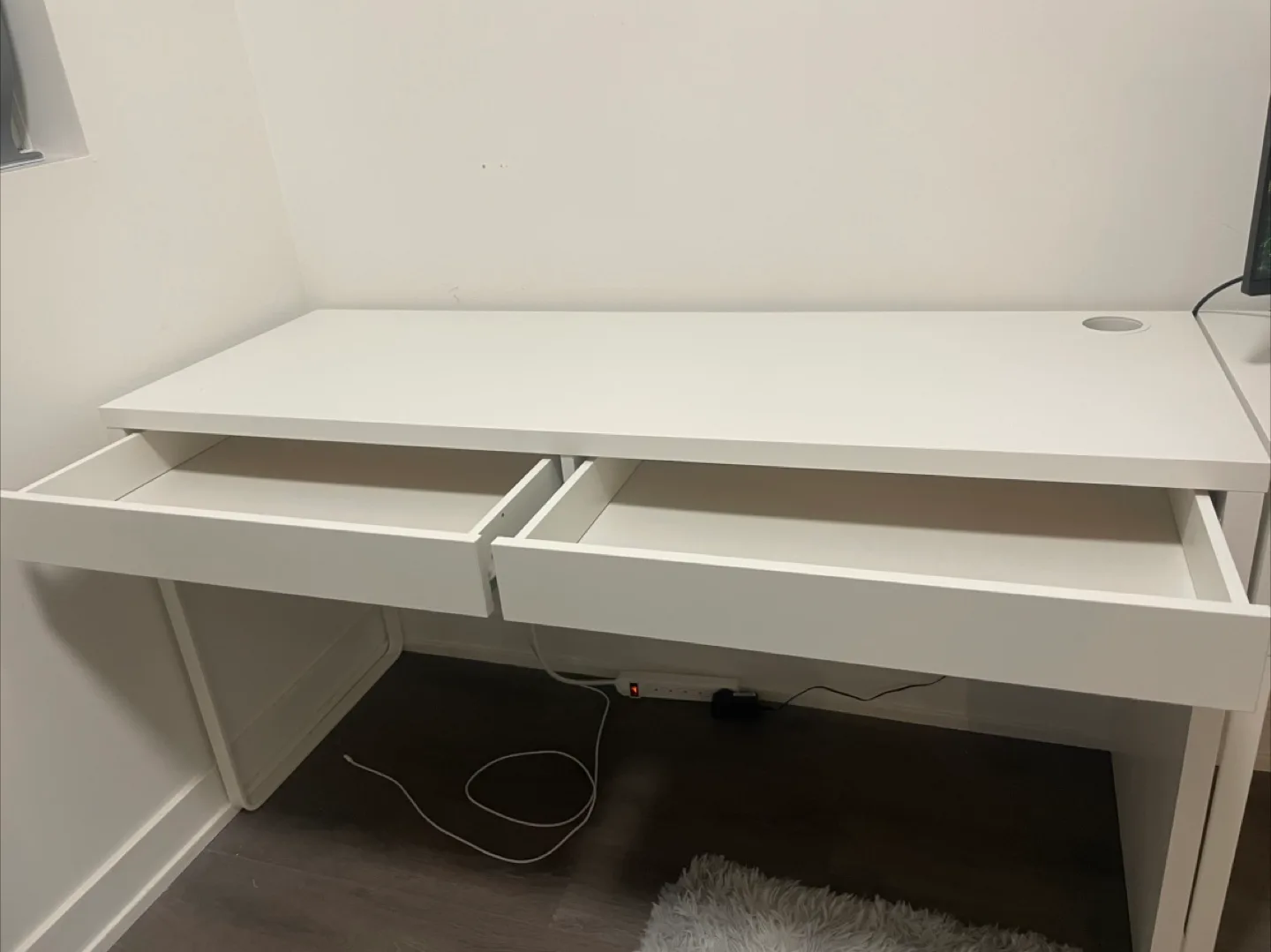IKEA White Desk and Ergonomic Office Chair image indicator(3)