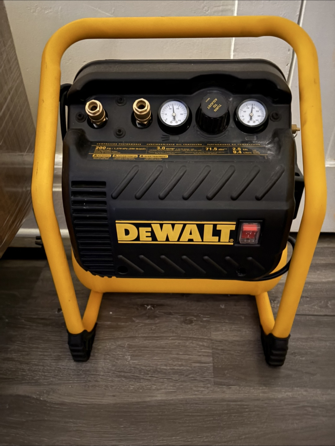DeWalt 2.5 Gallon Air Compressor - Like New!