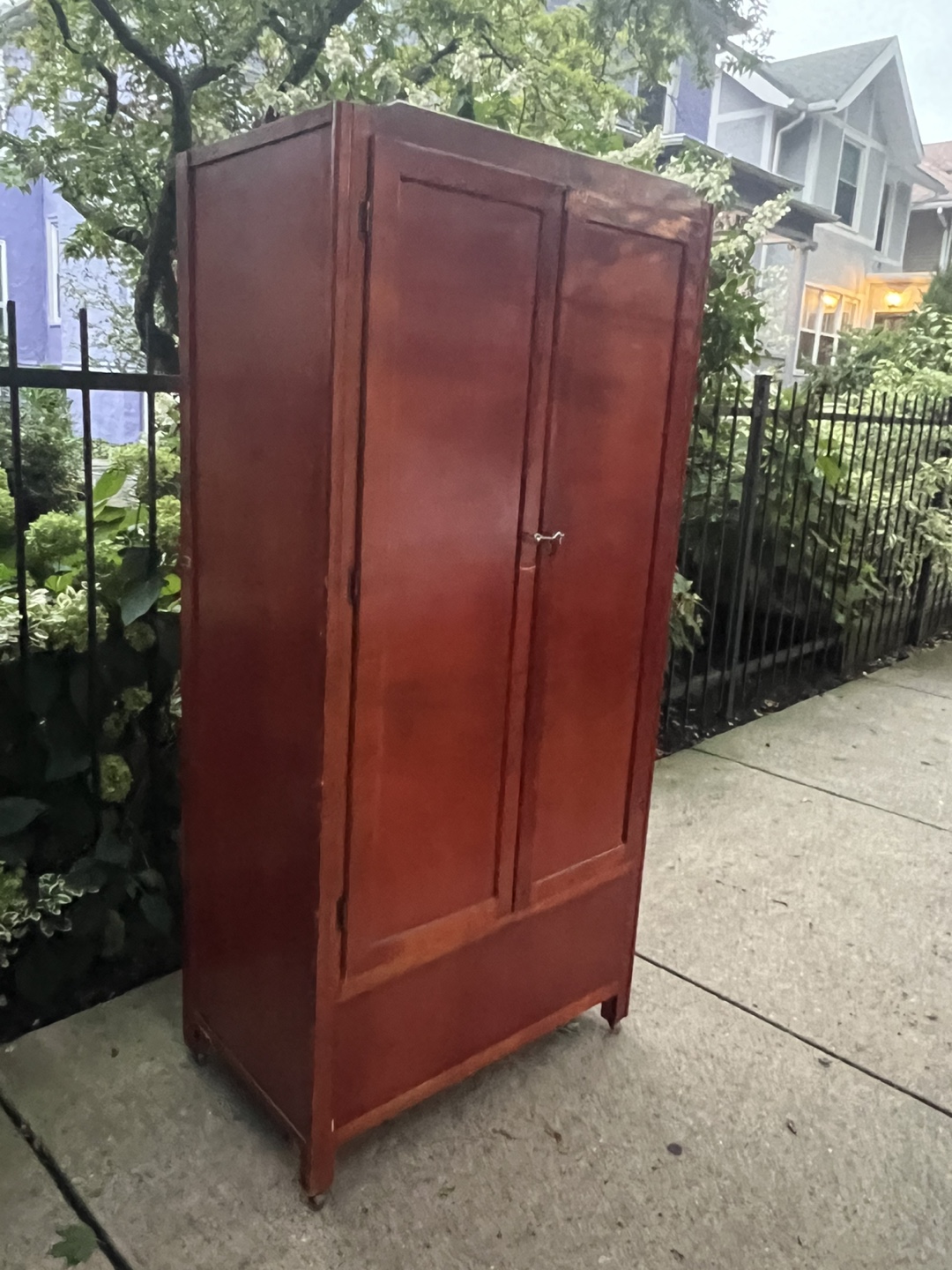 Red Wardrobe, rolls on casters - photo 3