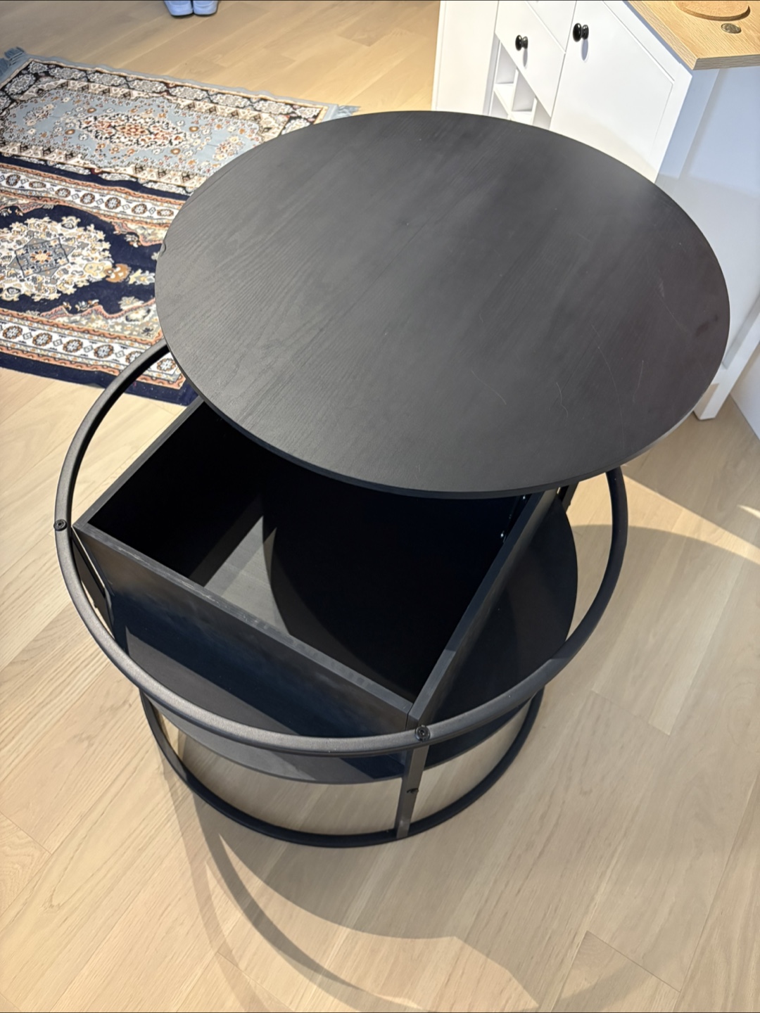 Lift top coffee table