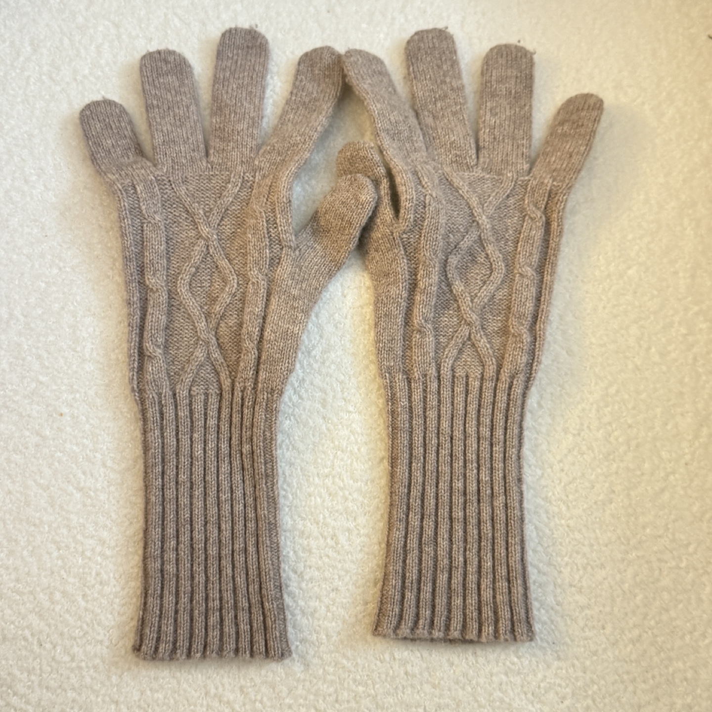 Beige winter gloves