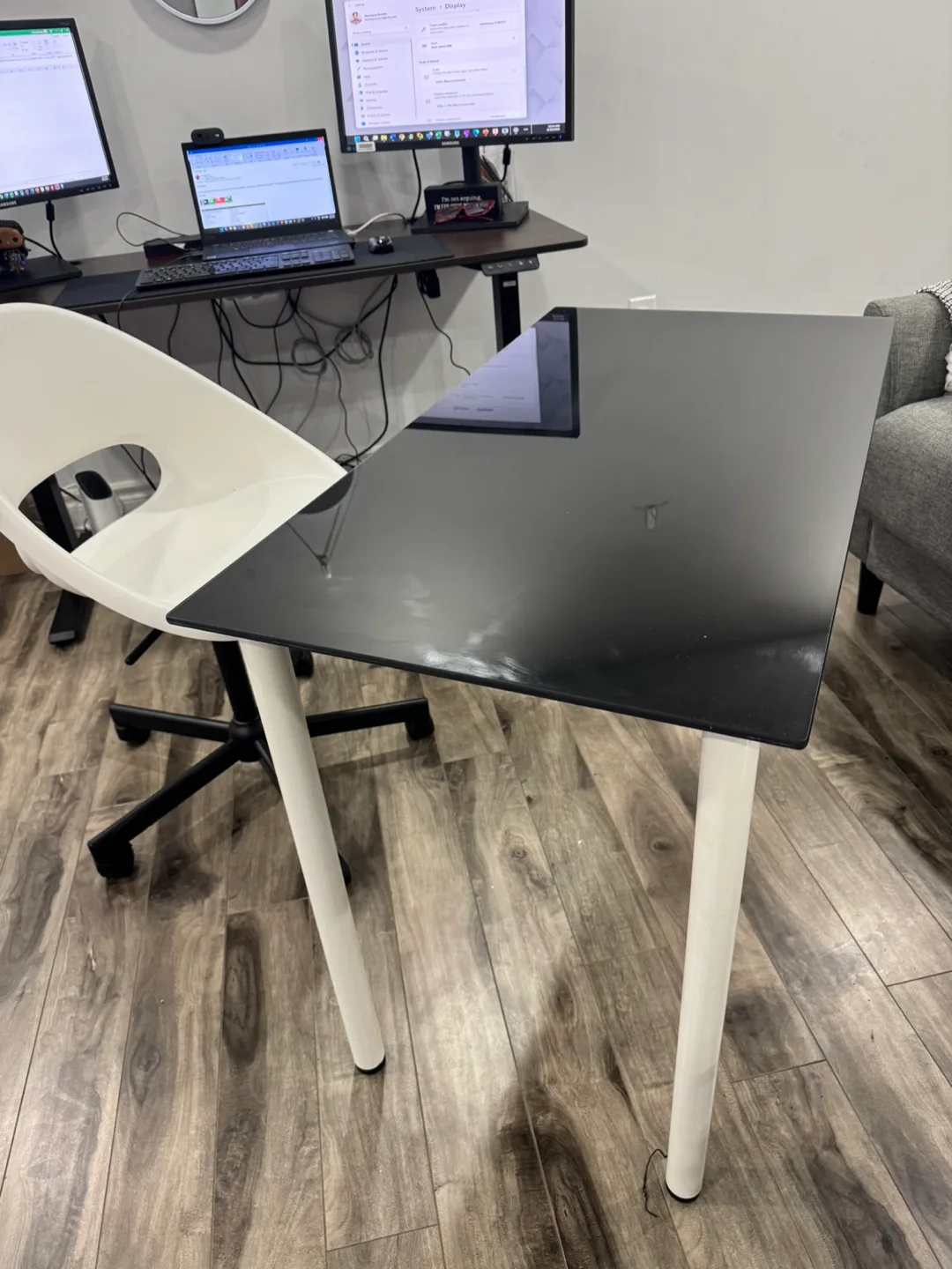 Desk with glass top image indicator(2)