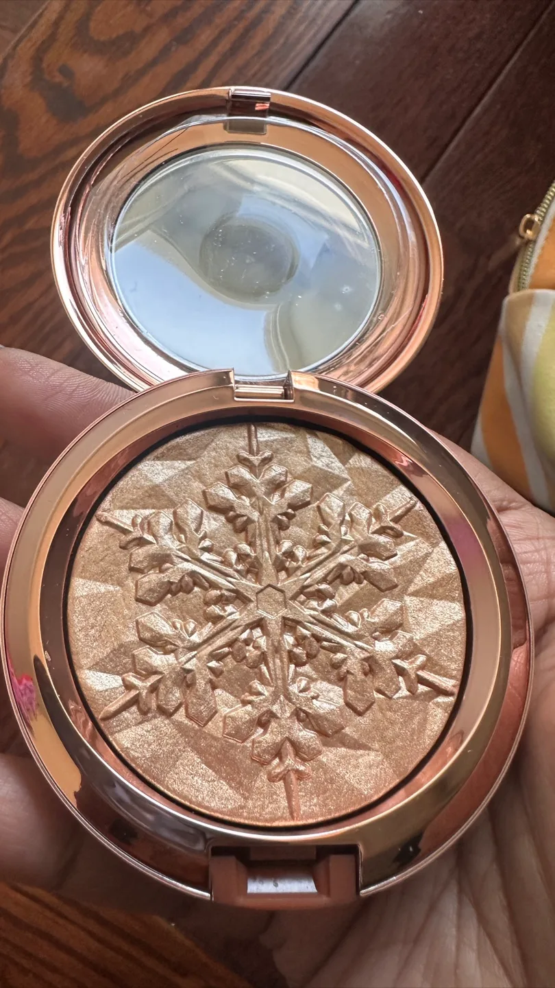 MAC Whisper of Gilt Extra Dimension Skinfinish image indicator(3)