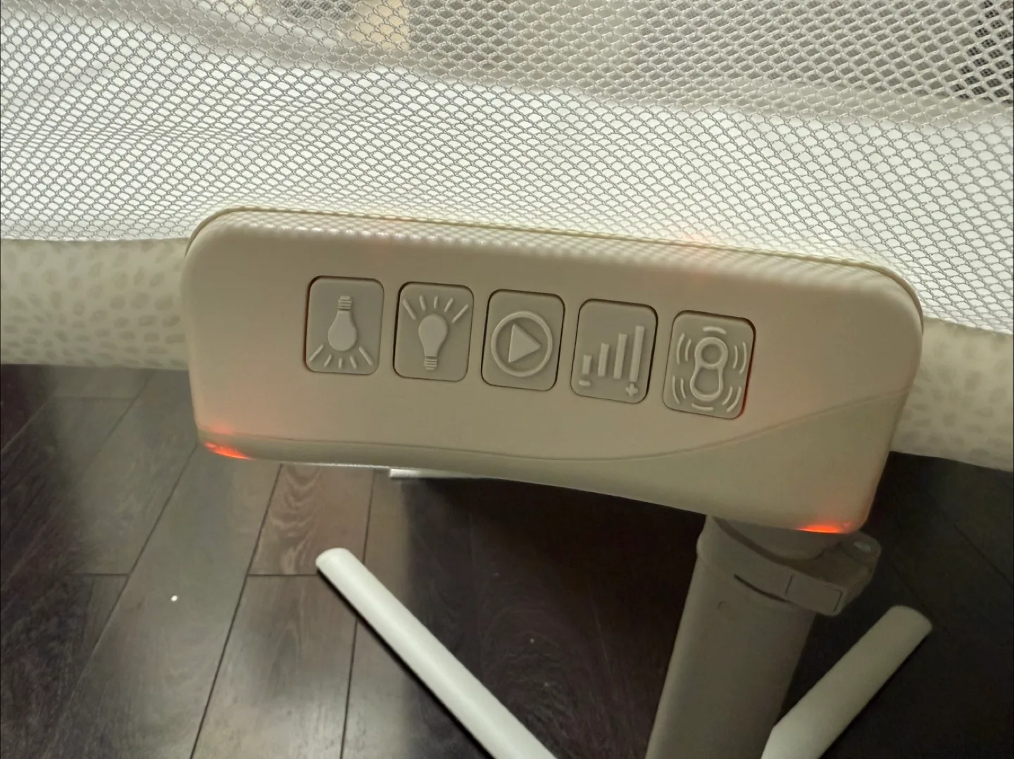 Halo Bassinest Swivel Sleeper - Excellent Condition image indicator(3)