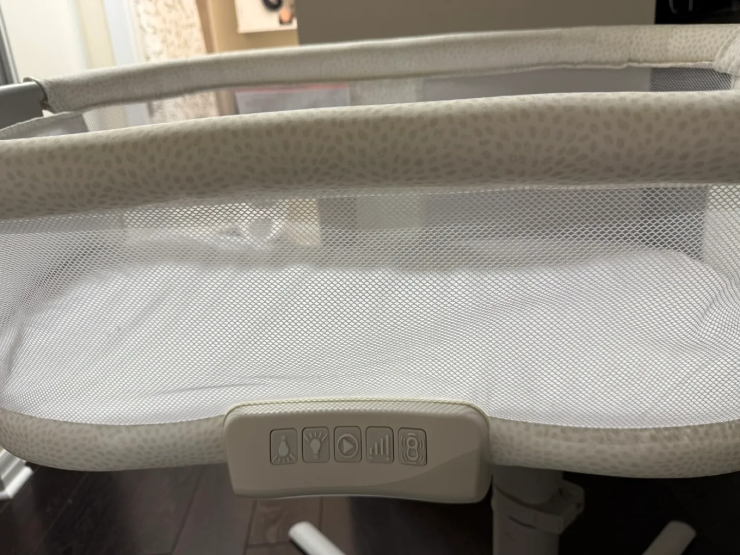 Halo Bassinest Swivel Sleeper - Excellent Condition image indicator(2)