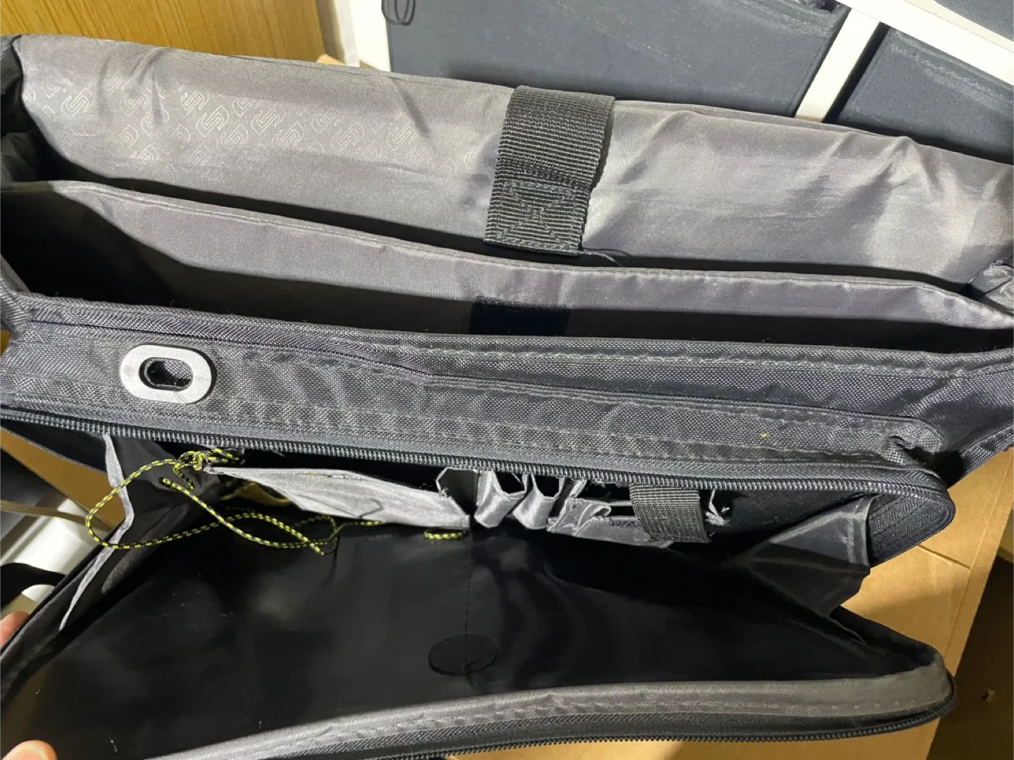 Solo New York Black Carryjng Laptop Bag image indicator(3)