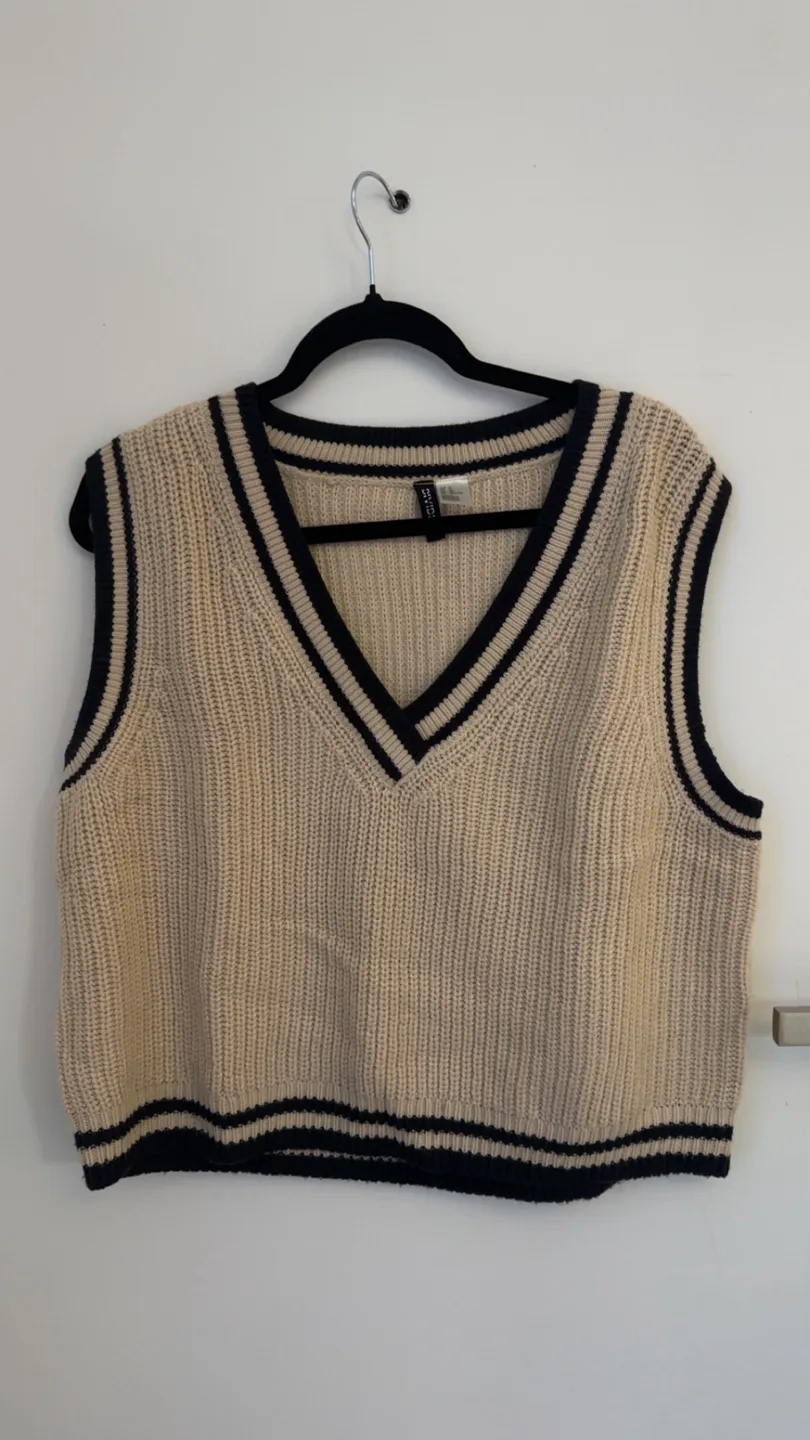 H&M Knit Sweater Vest image indicator(4)